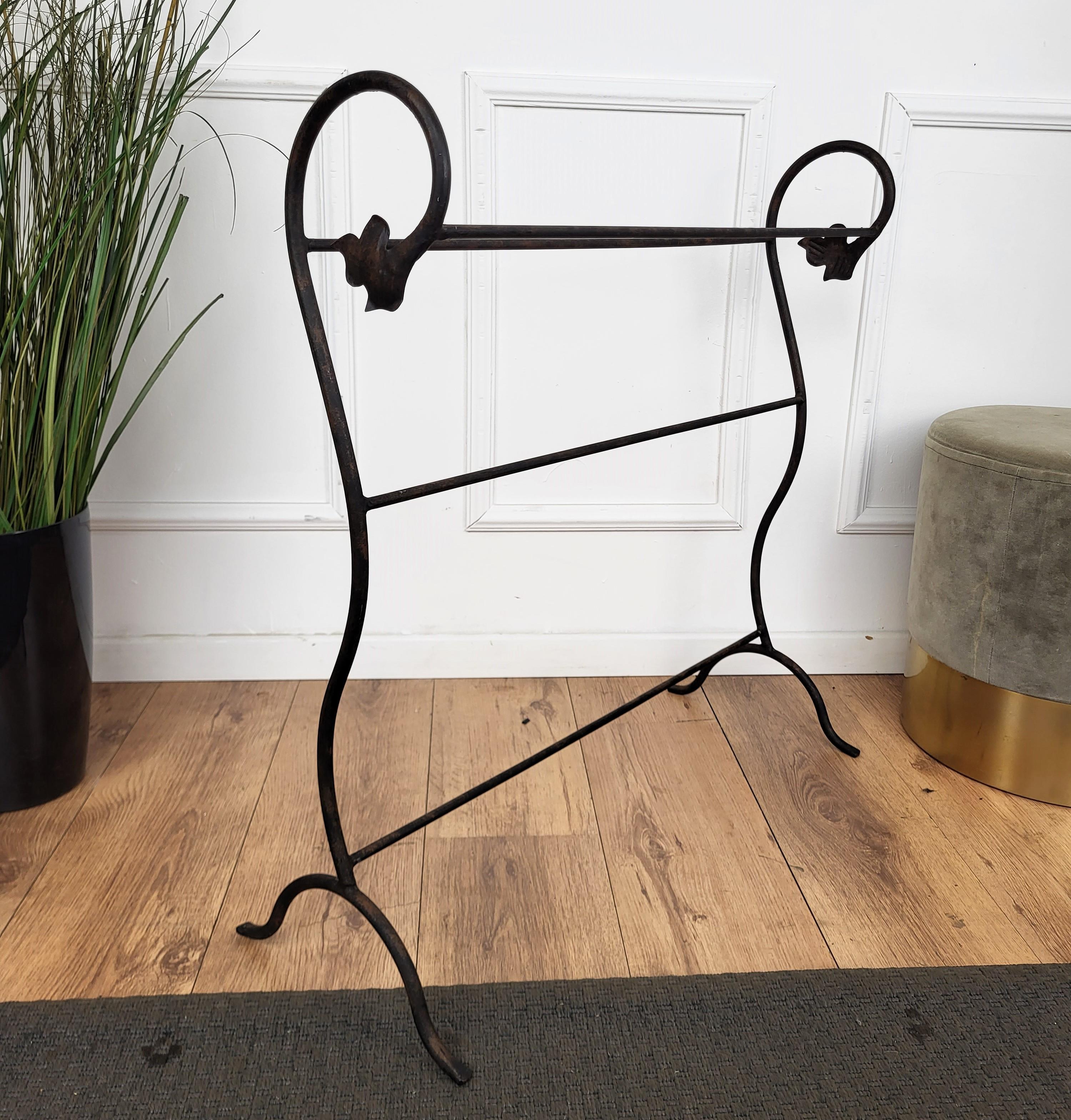 20th Century Italian Wrought Iron Towel Rack Rail with Curved Leaf Decor Legs For Sale