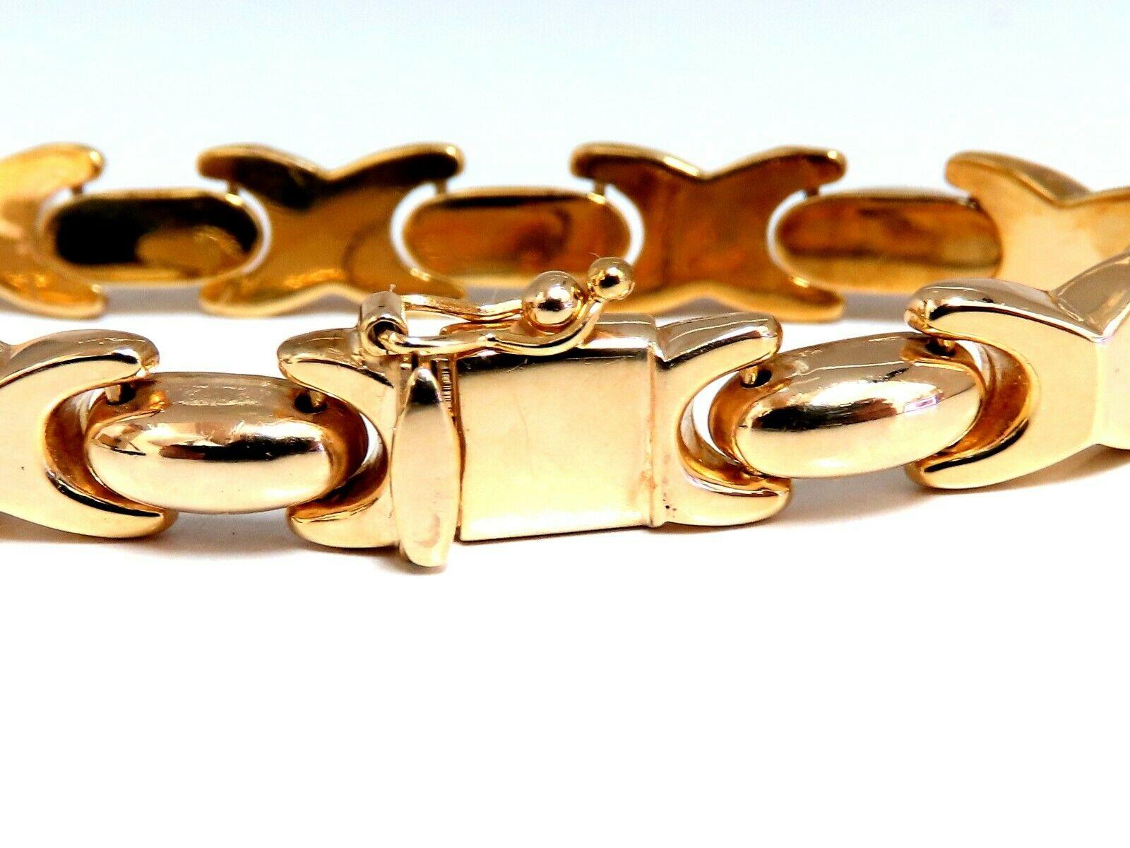 Bracelet italien en forme d'arche à maillons en X

Finition lisse et brillante 

7 pouces / longueur à porter

12,7 grammes.

Liens de 7.7 mm de large

Or jaune 14kt.

Fermoir sûr et confortable 