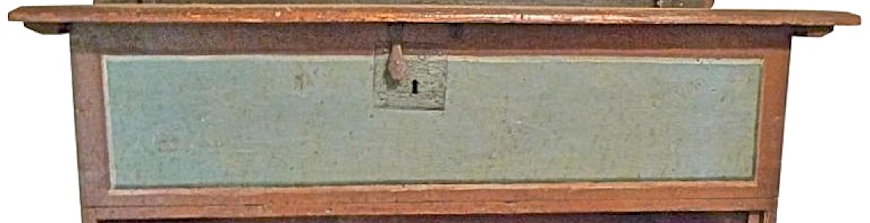 Peint à la main Comptoir italien en pin peint du XIXe siècle avec chambre intérieure et quincaillerie d'origine en vente