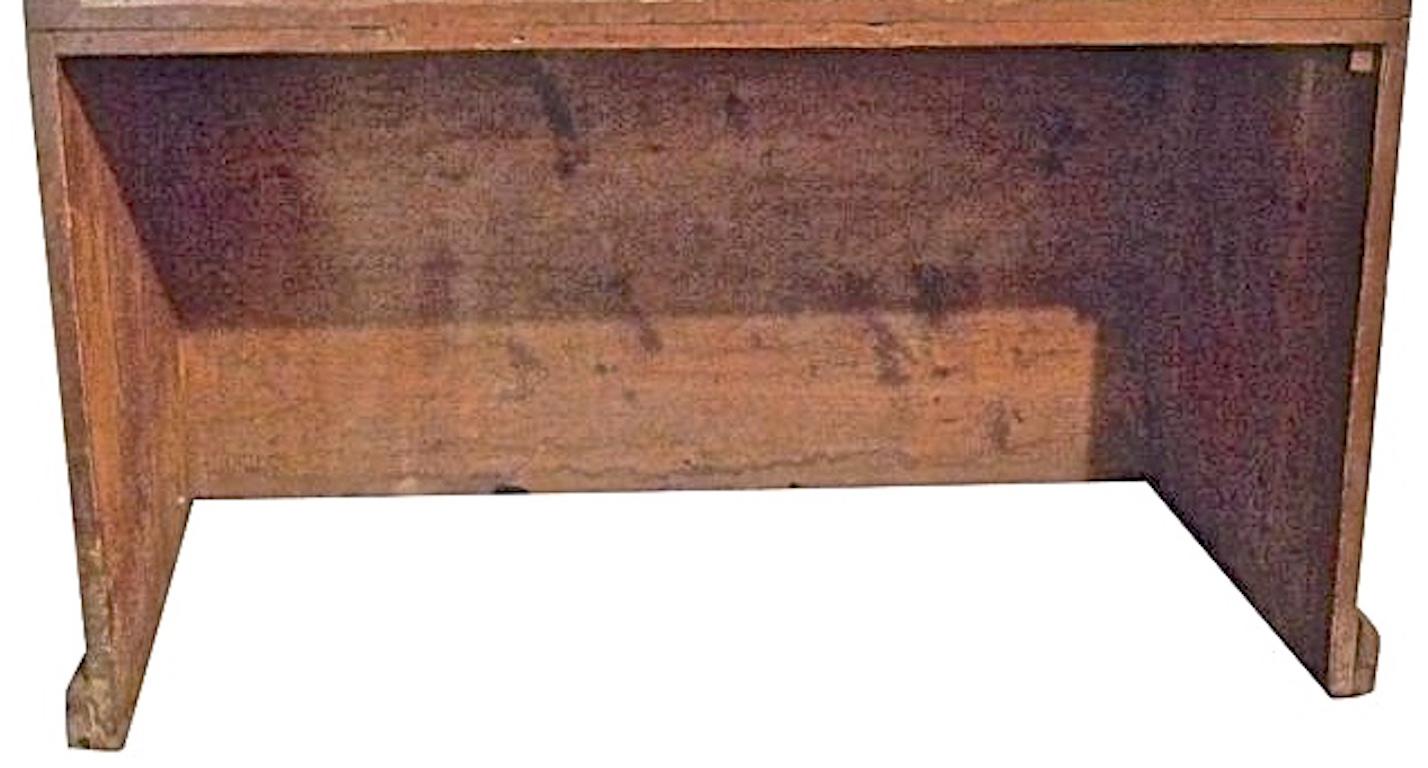 Comptoir italien en pin peint du XIXe siècle avec chambre intérieure et quincaillerie d'origine en vente 2
