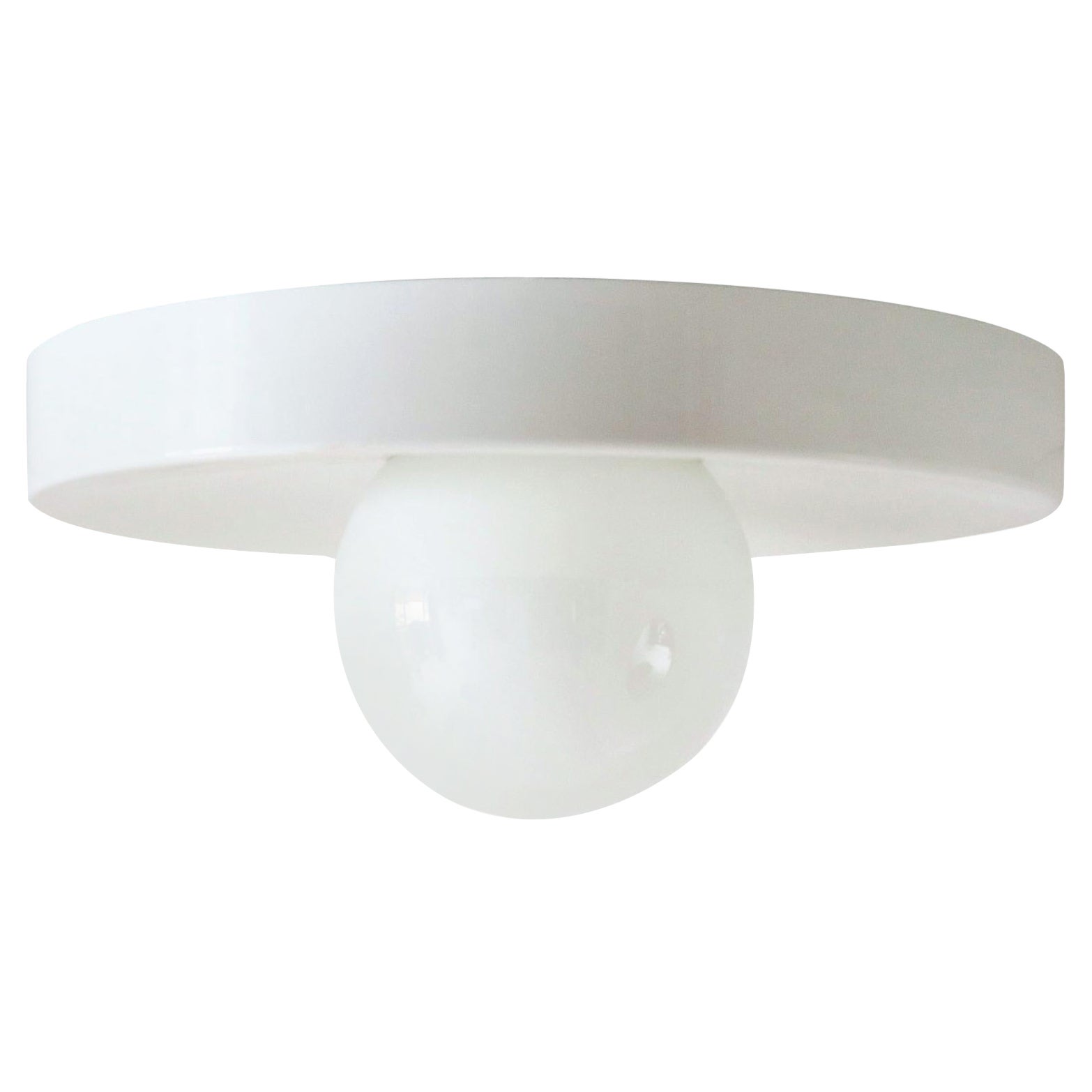 Magnifique lampe encastrée ou applique murale POP STYLE avec une large base en métal blanc et une sphère en verre.
Il s'agit du grand modèle de l'image.
Fabriqué en Italie dans les années 1970.
Nouveau câblage. 
S'accorde parfaitement avec de