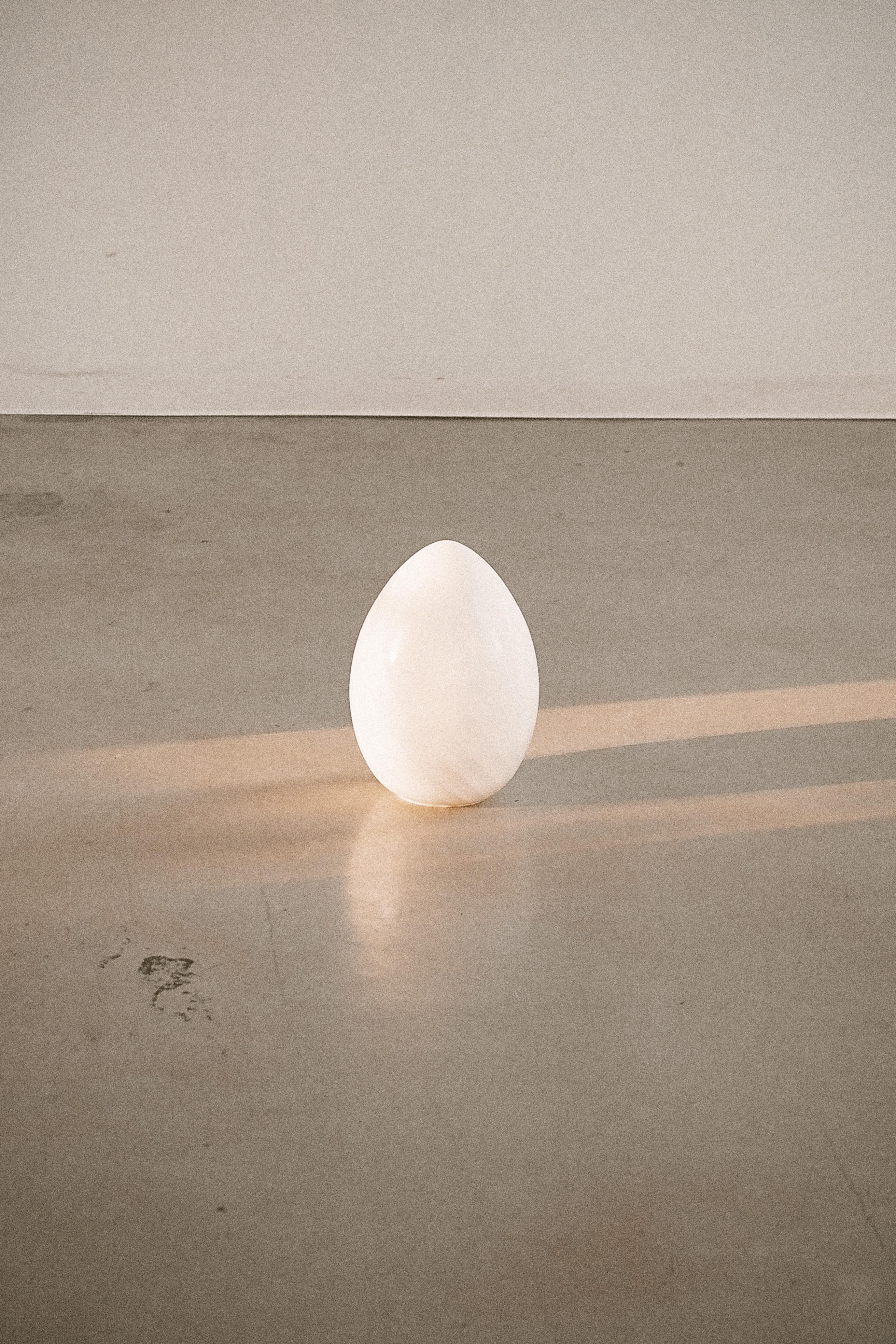 Italian XL Murano Egg Lamp In Excellent Condition For Sale In TORONTO, CA