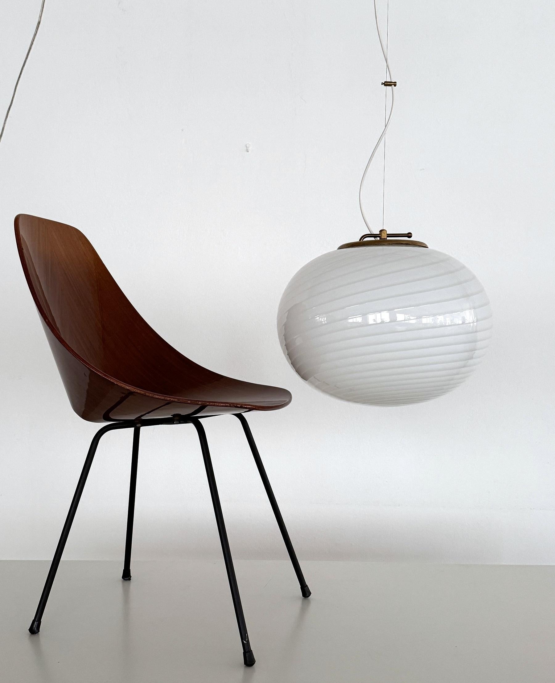 Preciosa y elegante lámpara colgante globo original de Murano en cristal arremolinado de color blanco con detalles de latón.
Fabricado en Italia en la década de 1970.
Las finas rayas de color blanco brillante están trabajadas en el cristal de Murano