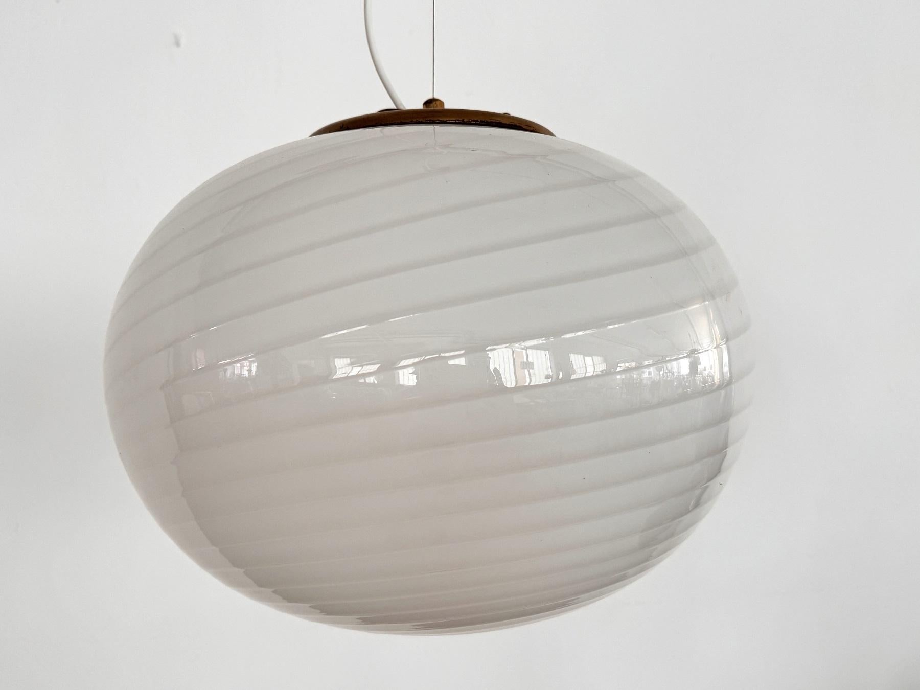 Araña italiana XL de cristal de Murano con detalles de latón, años 70 finales del siglo XX en venta
