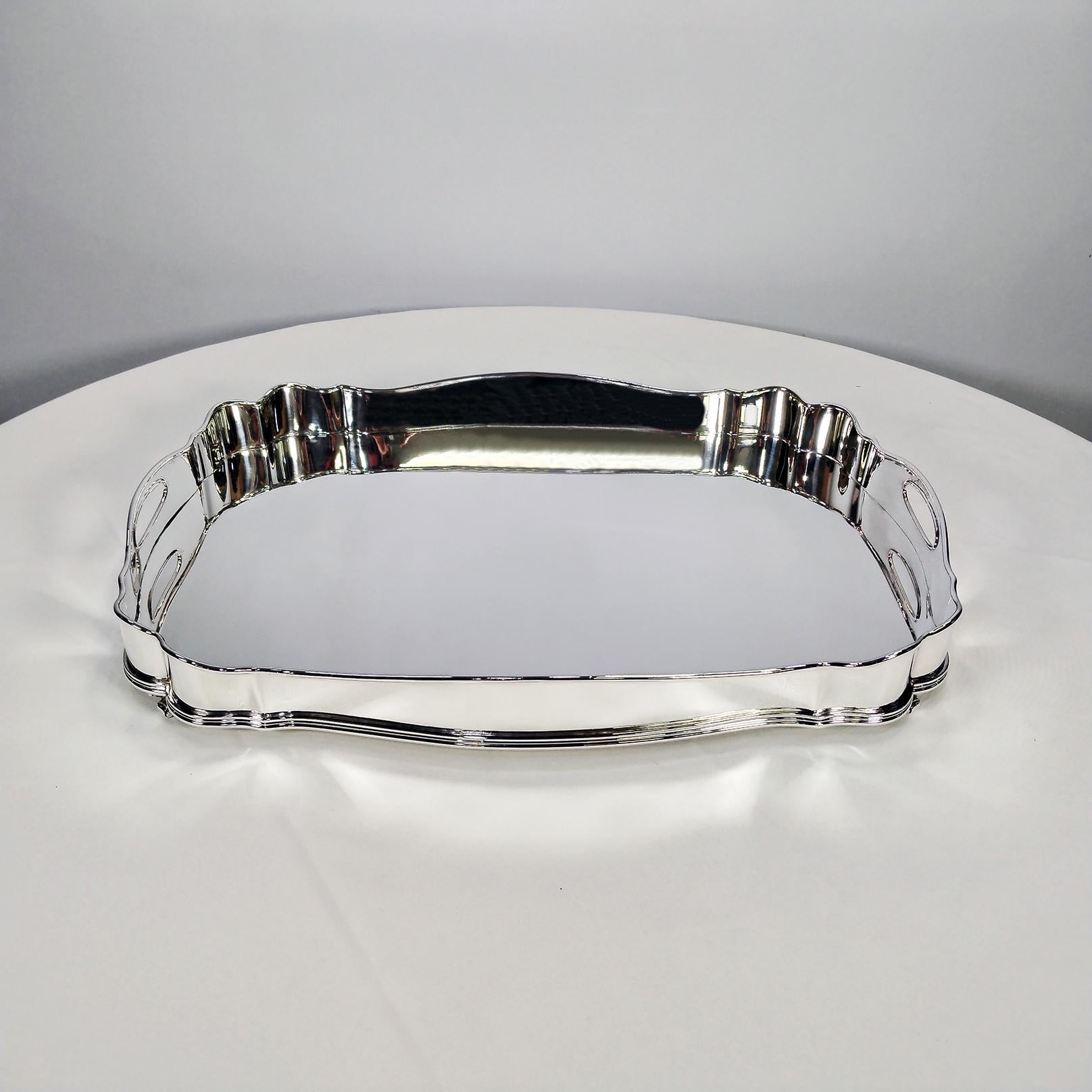 Bandeja de bar grande, para botellas y vasos, en plata de ley 925 realizada totalmente a mano a partir de una lámina de plata en bruto y moldeada.
La forma oblonga se ha modelado y moldeado siguiendo las formas muy precisas del estilo barroco.
El