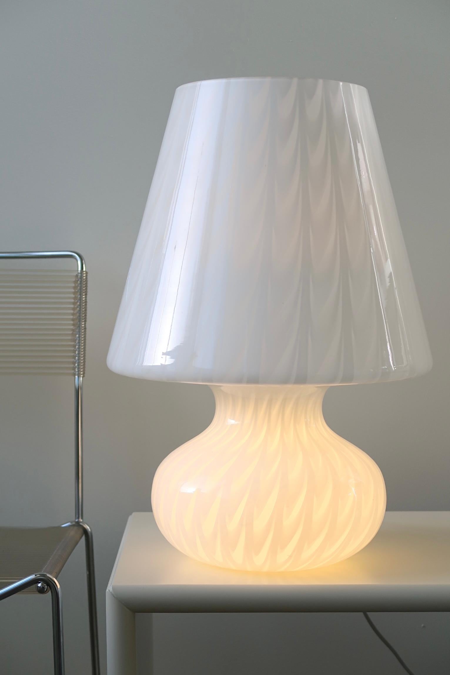 Italian XXL vintage Murano mushroom white glass lamp H: 52 cm In Good Condition In København, DK