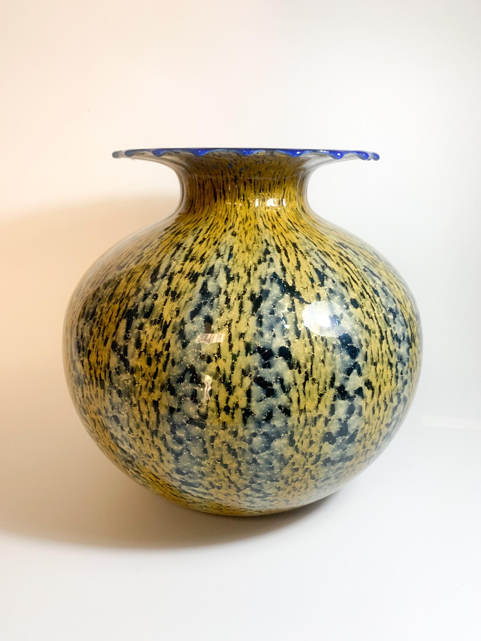 Vase in yellow and blue Murano glass, made in the 1980s

diameter cm 23 h cm 23.