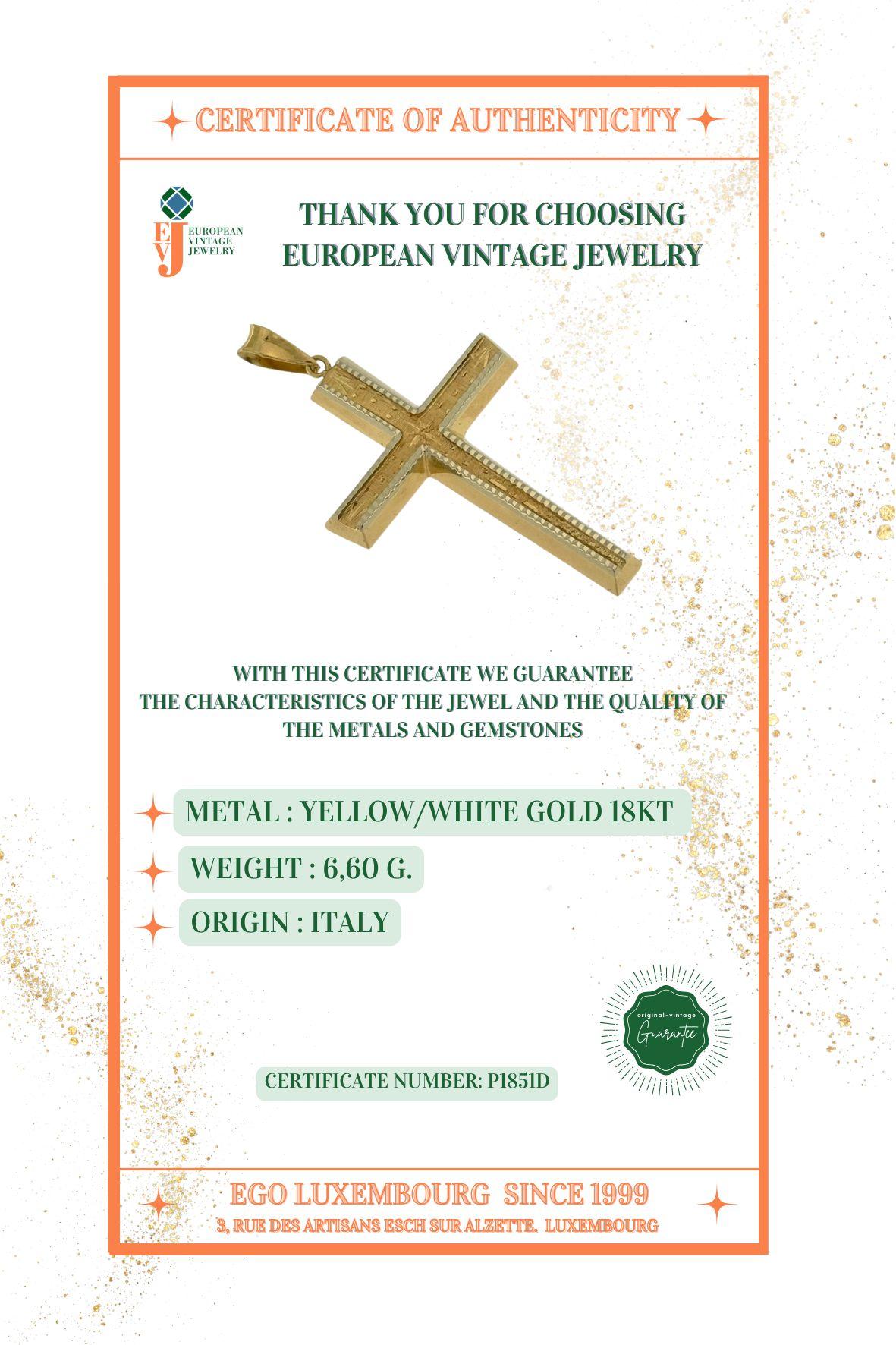 Croix italienne en or jaune et blanc en vente 6