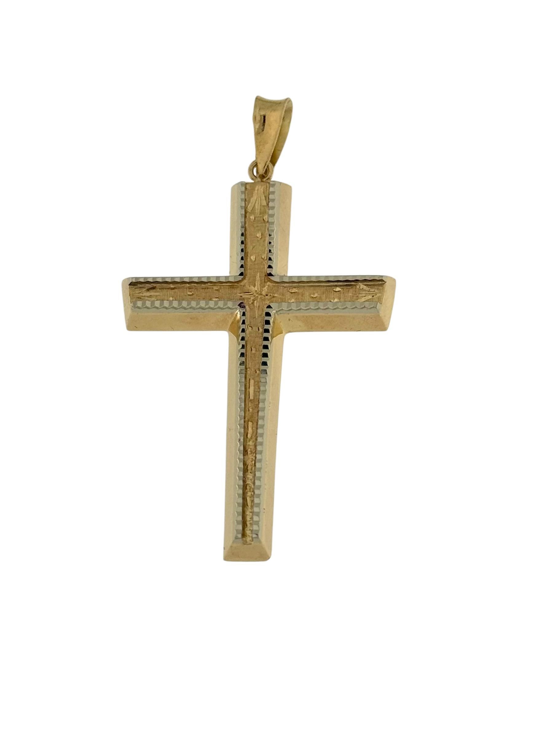 Cette **Croix italienne en or jaune et blanc 18kt** est une pièce exquise de haute facture, alliant **le symbolisme religieux traditionnel** au design artistique. La croix présente une combinaison étonnante d'or **jaune avec une finition satinée**,