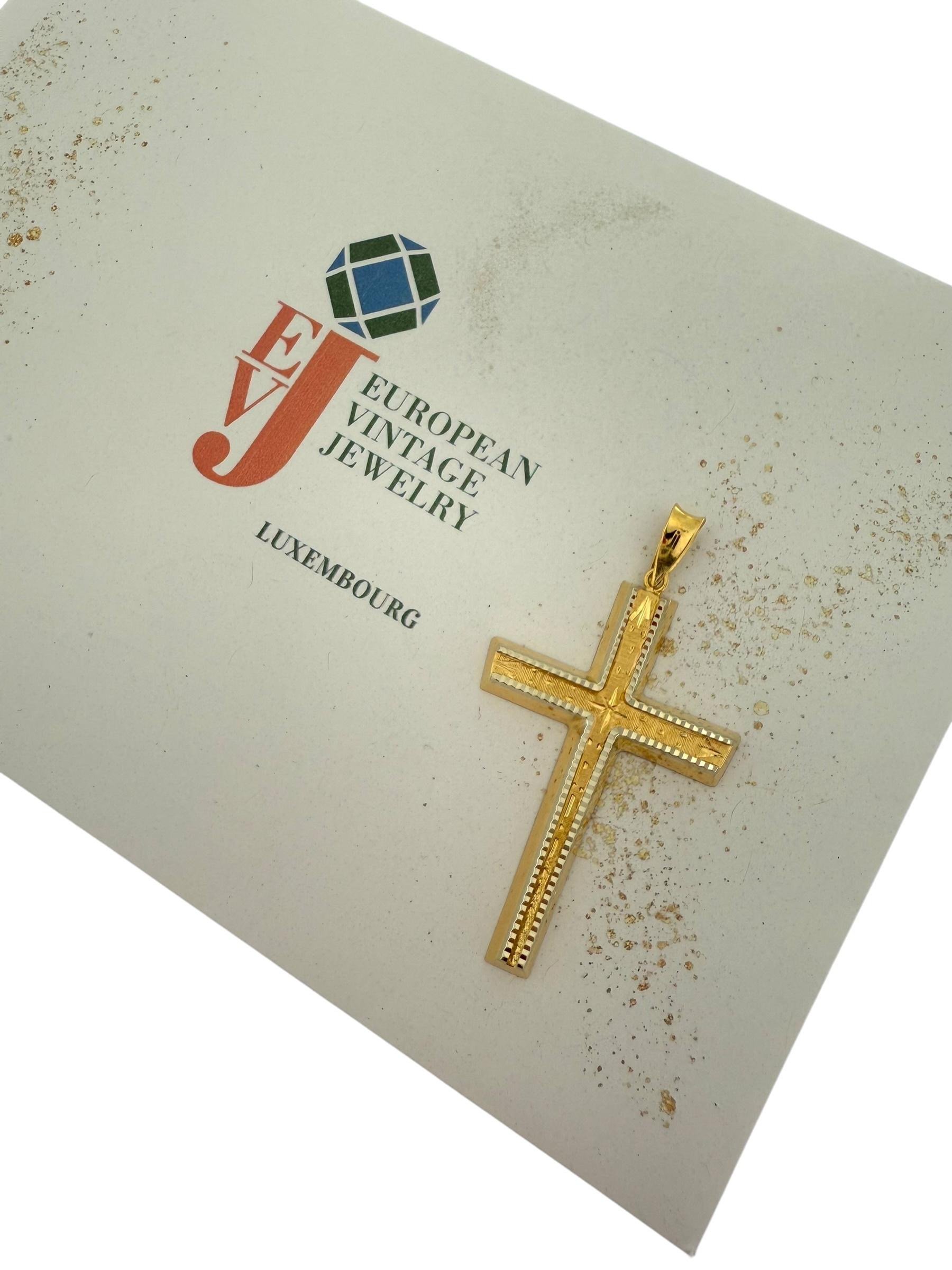 Croix italienne en or jaune et blanc en vente 3