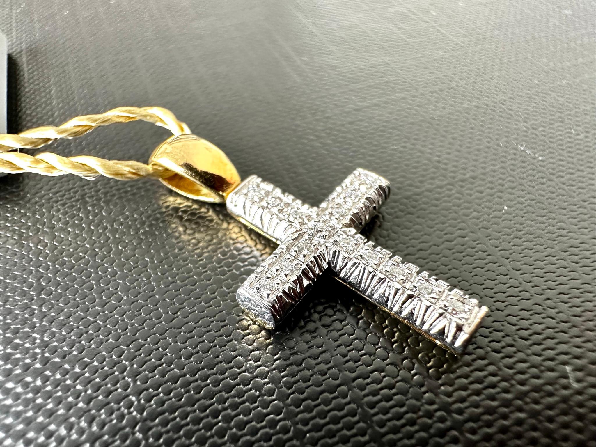 Italian Yellow and White Gold Cross with Diamonds In Good Condition For Sale In Esch-Sur-Alzette, LU