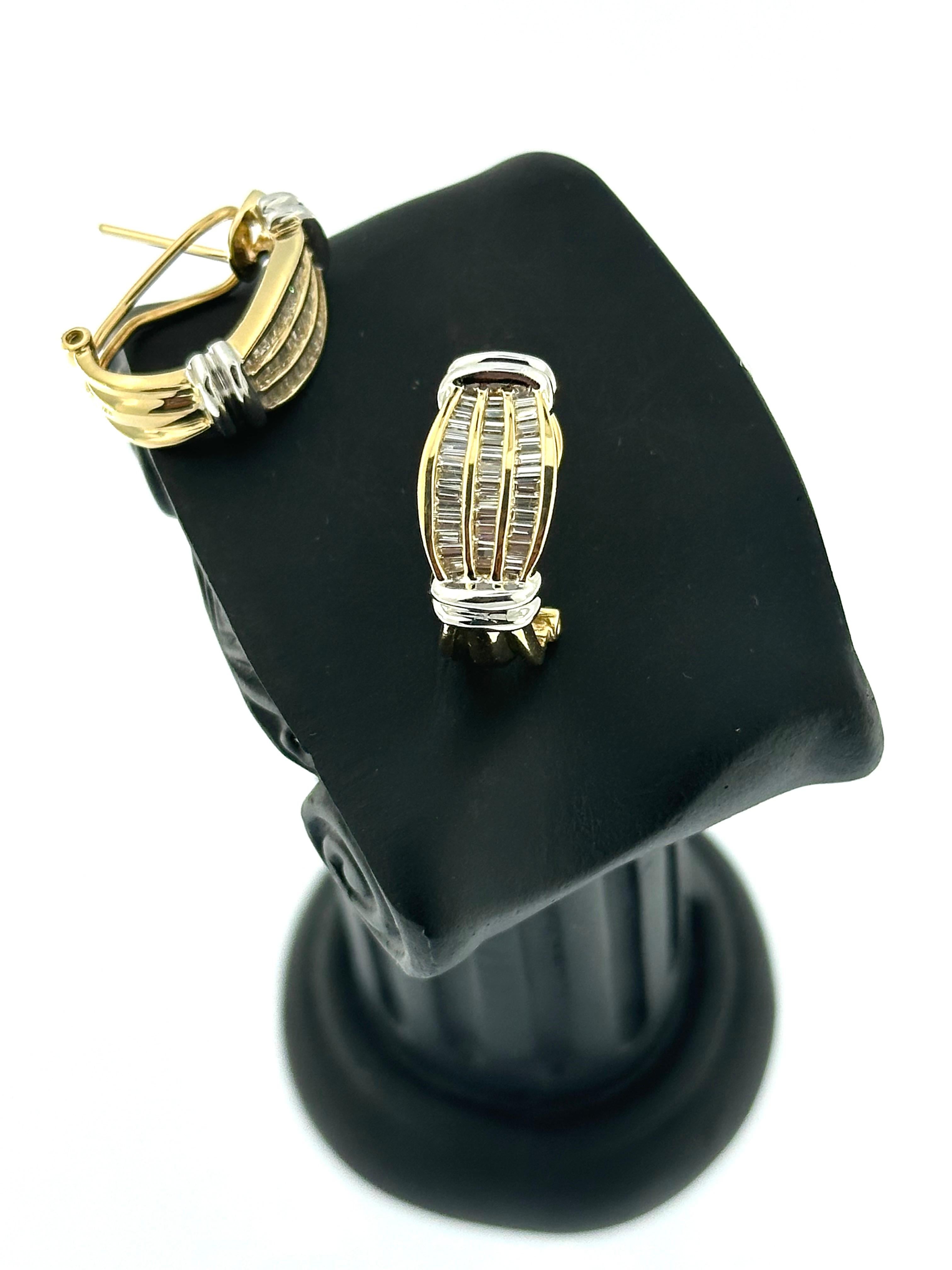 Ces boucles d'oreilles italiennes en or jaune et blanc exhalent une sophistication intemporelle. Elles sont fabriquées en or 14kt et présentent un luxueux design bicolore. L'association de l'or jaune chaud et de l'or blanc froid crée un contraste