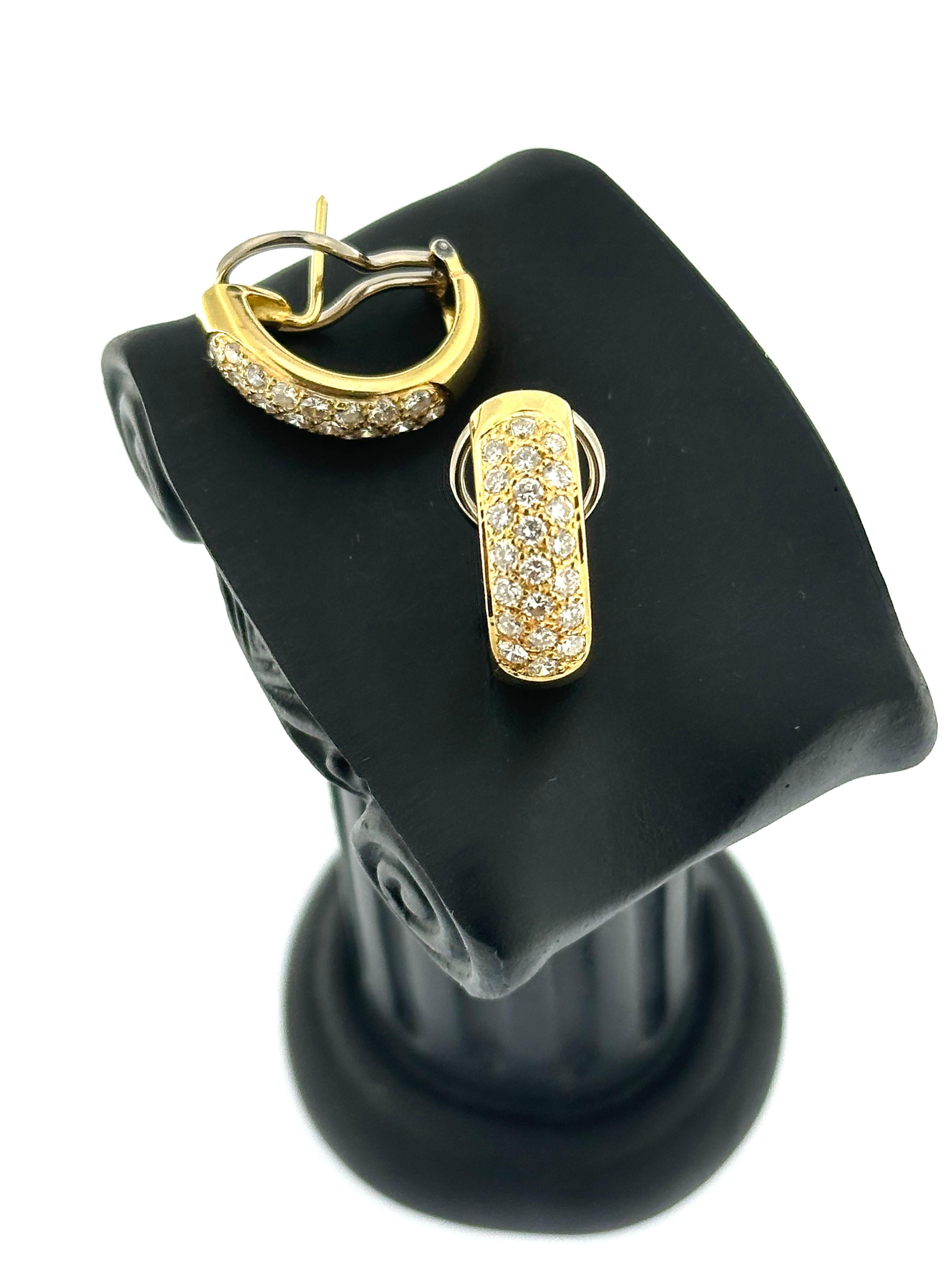 Questi orecchini italiani in oro giallo e bianco, realizzati in lussuoso oro giallo e bianco a 18 carati, sono un esempio di eleganza e raffinata maestria. Il design combina magnificamente i toni caldi dell'oro giallo con la raffinatezza elegante