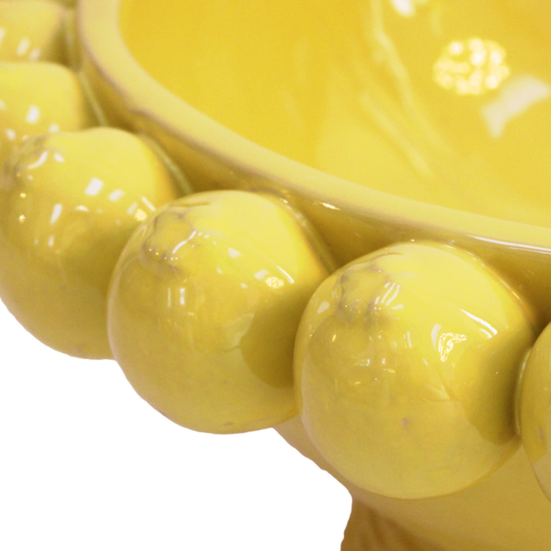 Vase en céramique jaune italienne à motifs de fruits Bon état - En vente à Madrid, ES