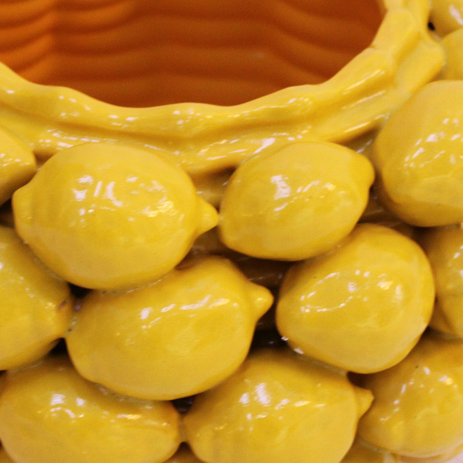 Italienische gelbe Keramikvase mit Obstmotiven im Zustand „Gut“ im Angebot in Madrid, ES