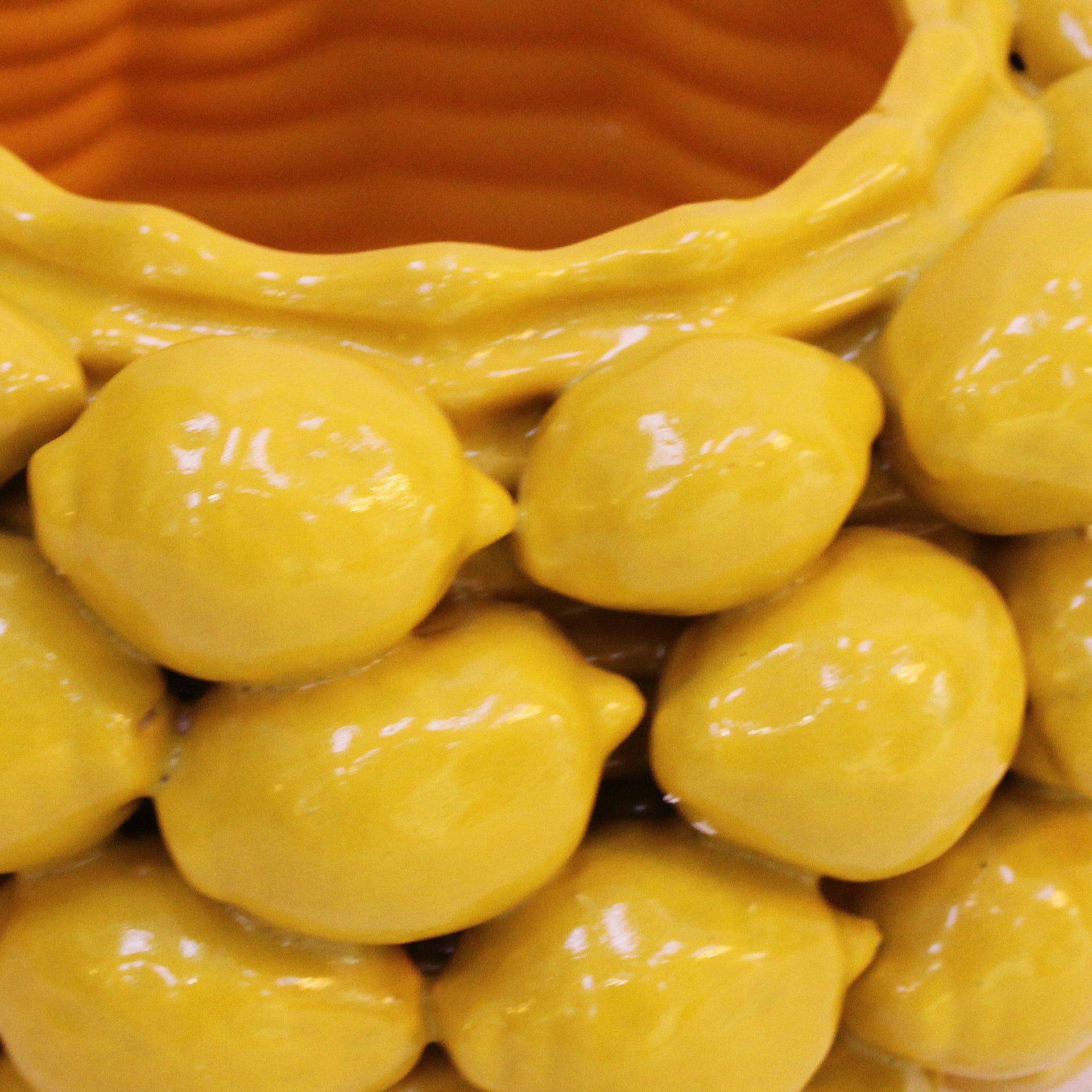 Vase italien en céramique jaune avec motifs de fruits citrons Bon état - En vente à Madrid, ES