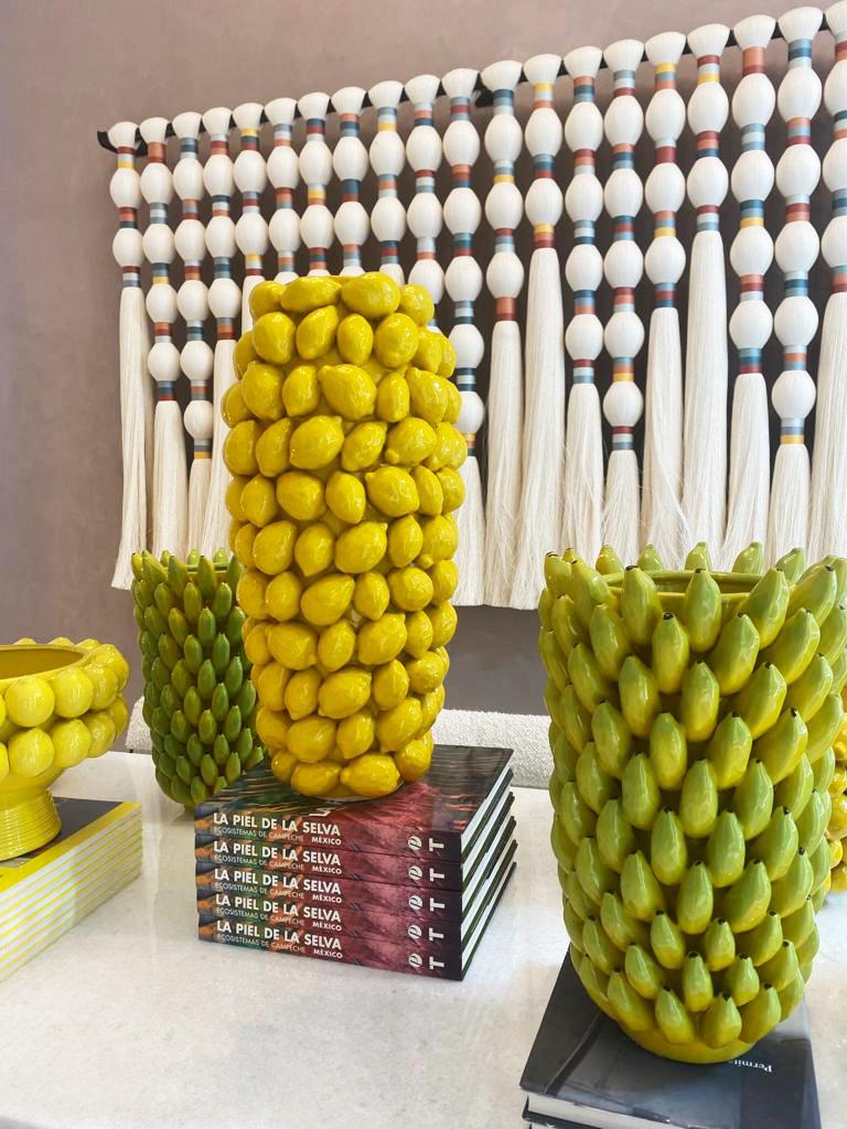 Vase italien en céramique jaune avec motifs de fruits citrons en vente 1
