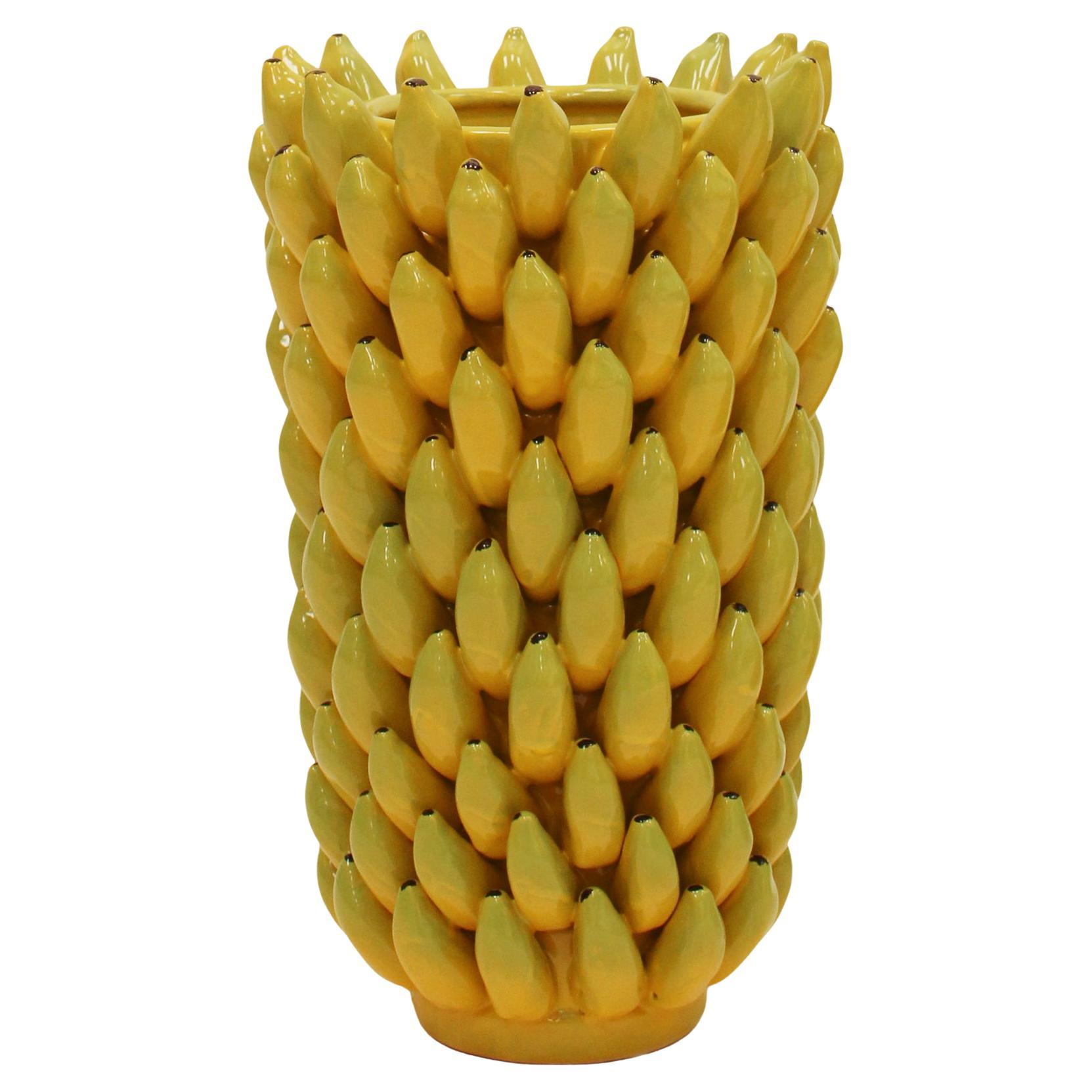 Vase en céramique jaune italienne à motifs de fruits en vente