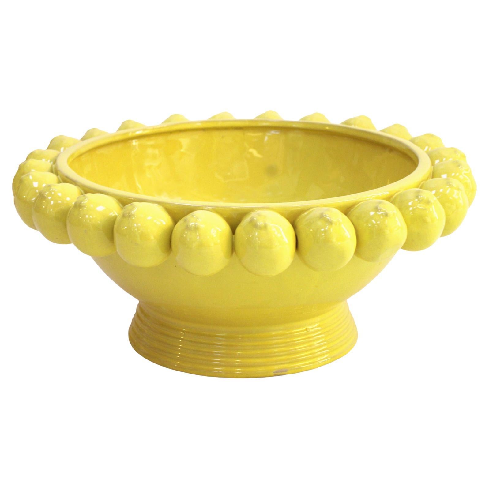 Vase en céramique jaune italienne à motifs de fruits en vente