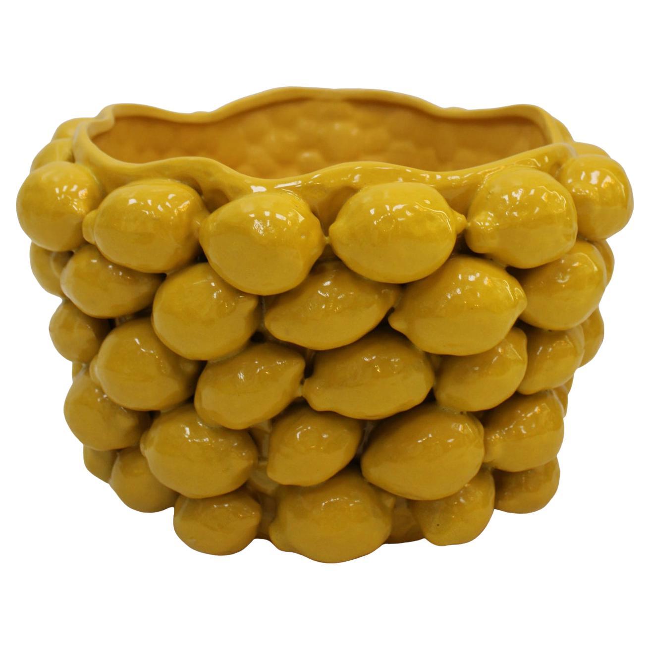 Vase d'art contemporain jaune avec motifs de citrons en céramique, en stock