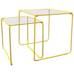 Tables basses italiennes en métal émaillé jaune et verre:: 1970