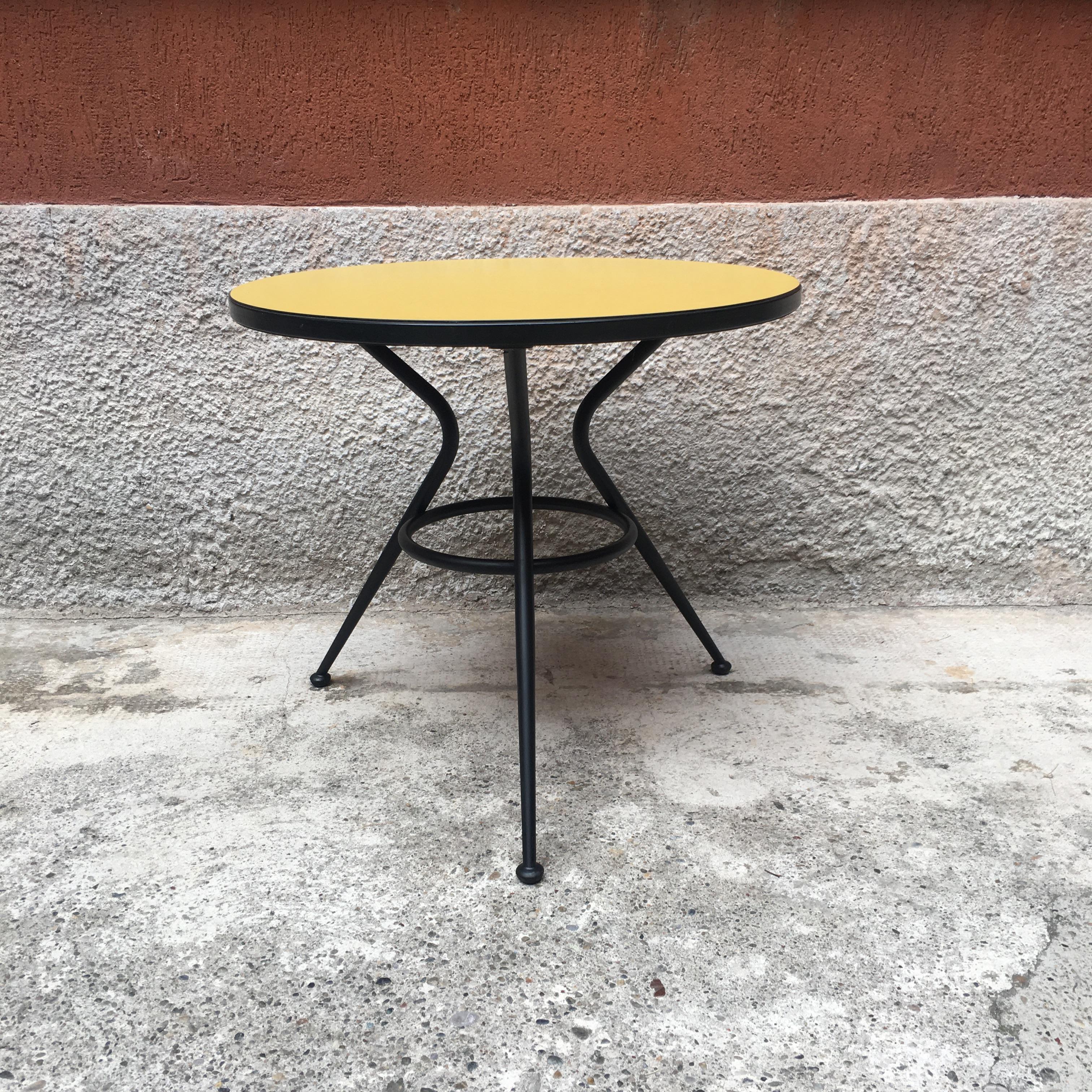 Italian yellow Laminate and metal rod coffee table, 1960s
Coffee table with yellow Formica top and matte black metal rod paw
Entirely restored, perfect conditions.