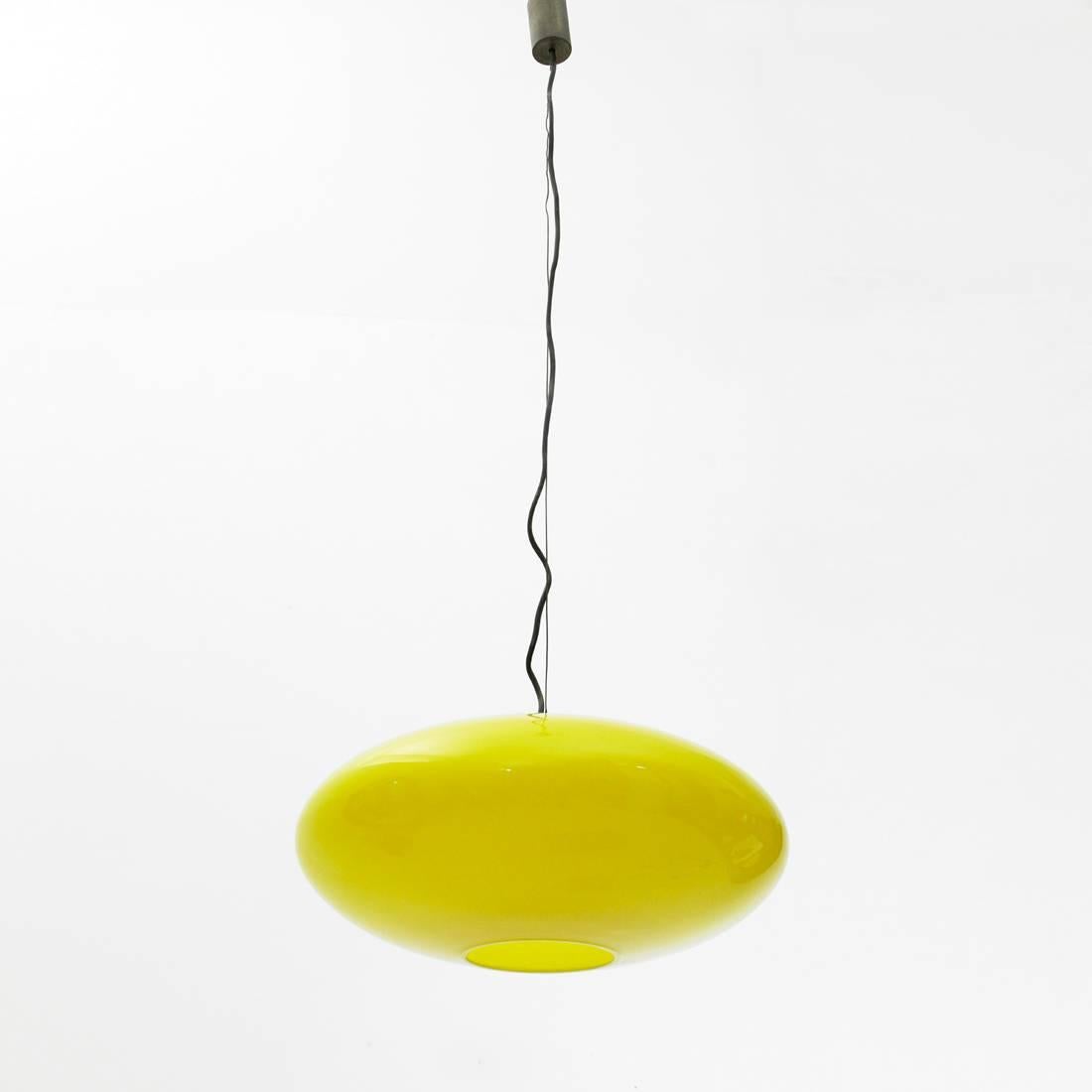 Italian lamp produced in the 1960s.
Rosette and diffuser holder in black painted metal.
Diffuser in yellow colored glass.
Good general conditions, some signs due to normal use over time.

Dimensions: diameter 43 cm, diffuser height 22 cm, total