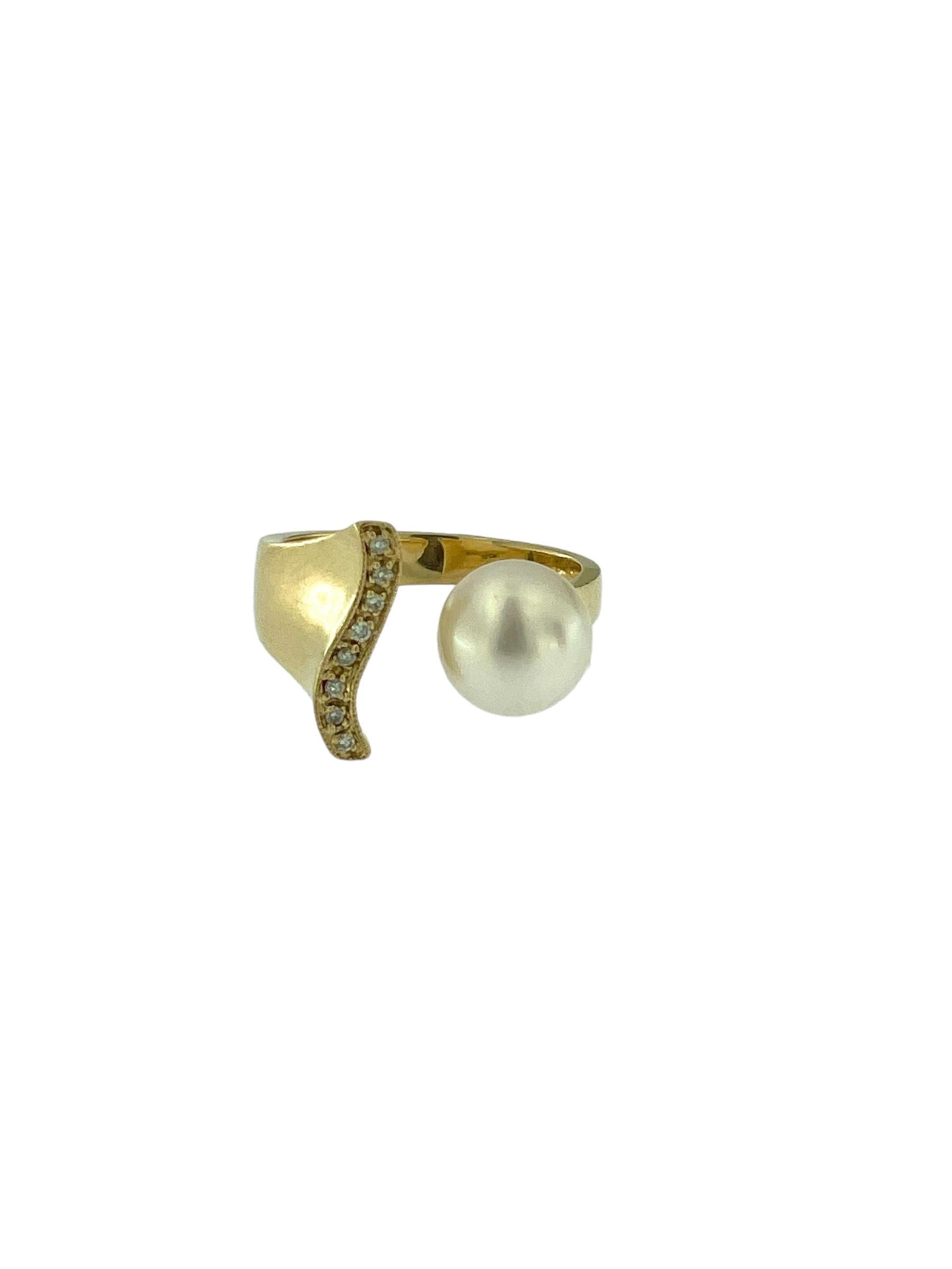The Italian Yellow Gold Cocktail Ring with Diamonds and Pearl is a captivating piece that exudes elegance and sophistication. Crafted by the renowned Italian goldsmith Malia Gioielli, this ring showcases the exceptional artistry and quality that the