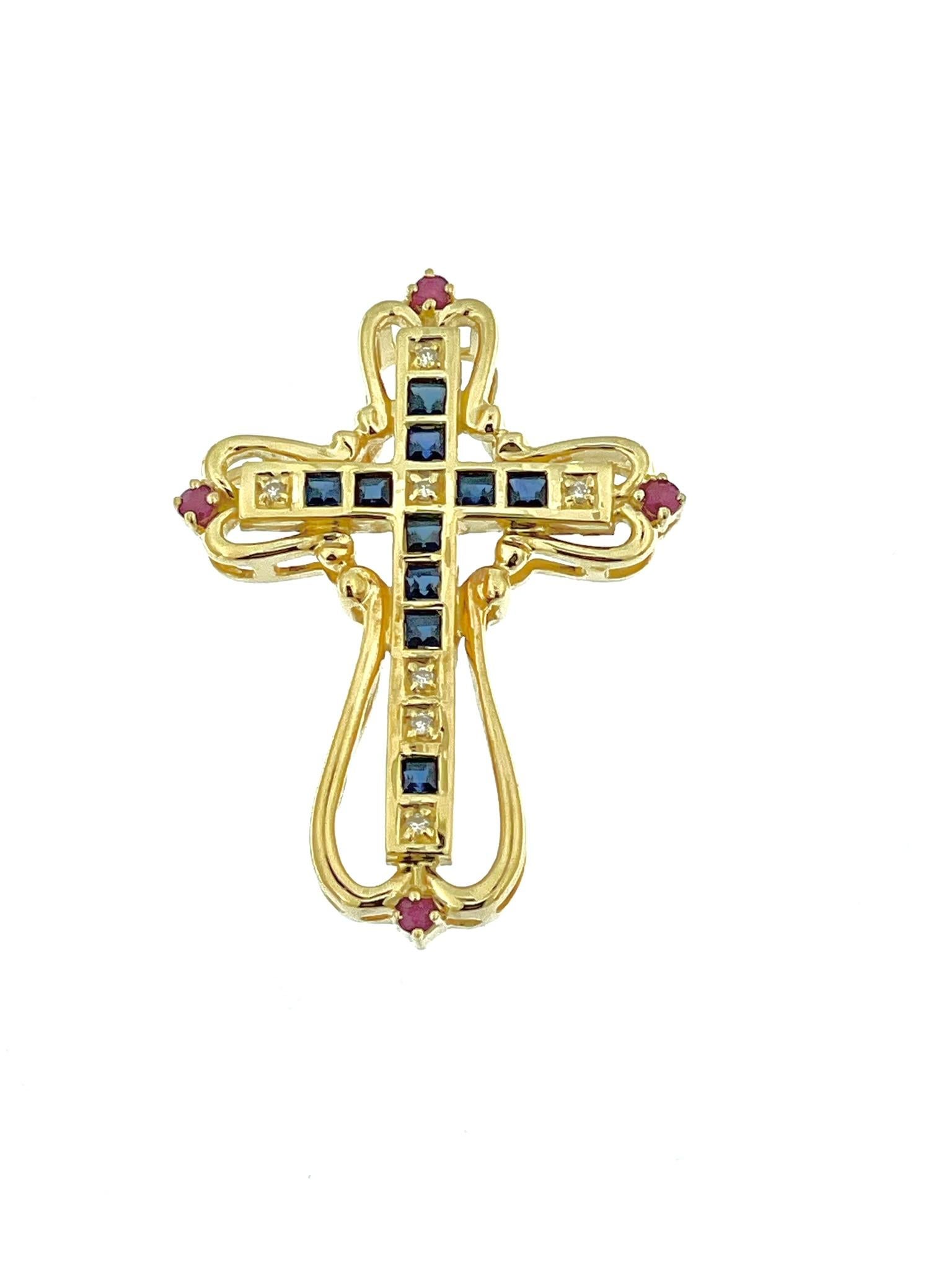Das italienische Kreuz aus Gelbgold mit Diamanten, Saphiren und Rubinen ist ein atemberaubendes Schmuckstück, das Luxus und Raffinesse ausstrahlt. Dieses aus 18-karätigem Gold gefertigte Kreuz zeigt die unvergleichliche Kunstfertigkeit und Liebe zum