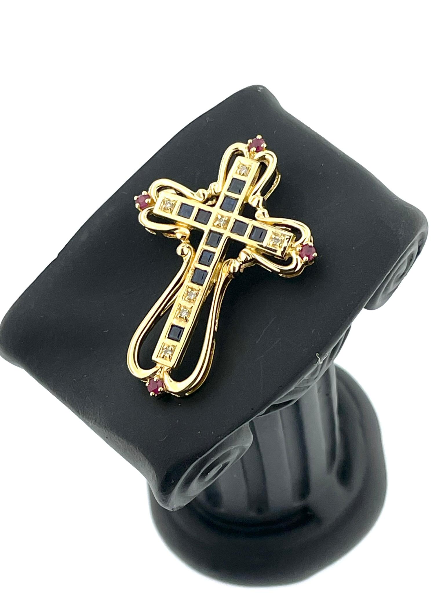 Croix italienne en or jaune avec diamants, saphirs et rubis Excellent état - En vente à Esch sur Alzette, Esch-sur-Alzette