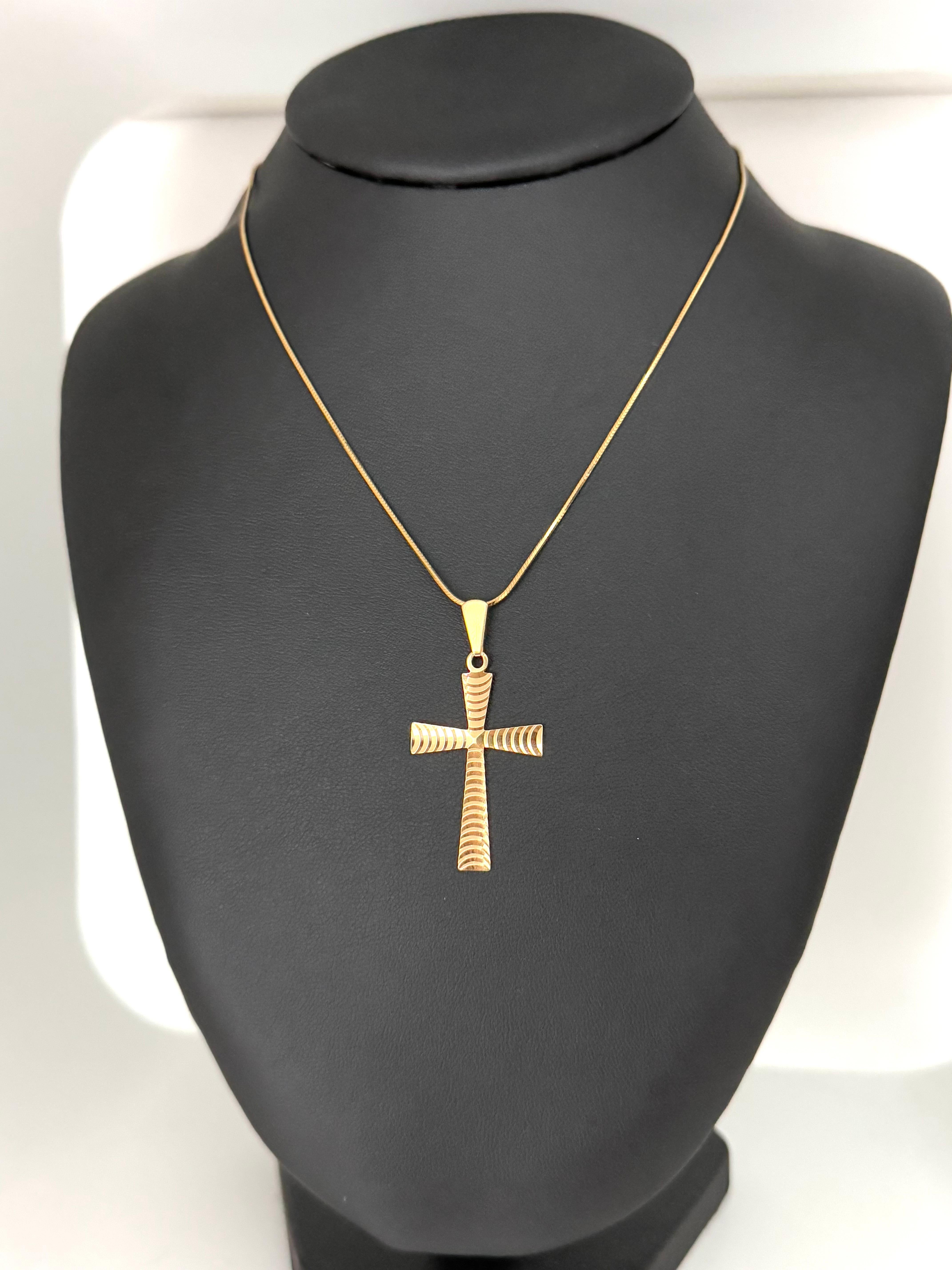 Cette **Croix italienne en or jaune 18kt** présente un **design géométrique** élégant et moderne, offrant un mélange raffiné d'**élégance minimaliste et de confort quotidien**. Fabriquée en or jaune 18 carats chaud et brillant, la croix présente des