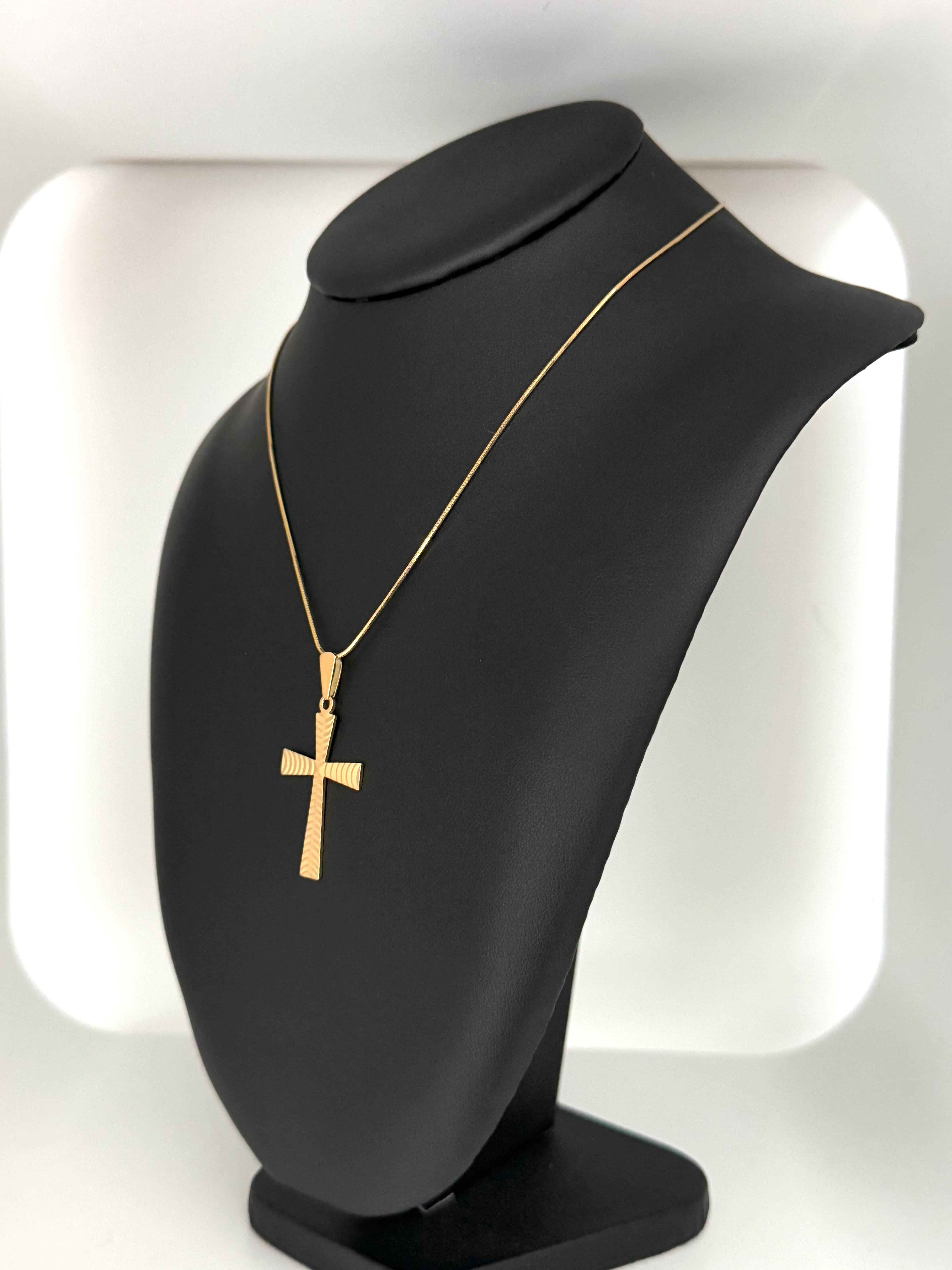 Moderne Croix italienne en or jaune au design géométrique en vente