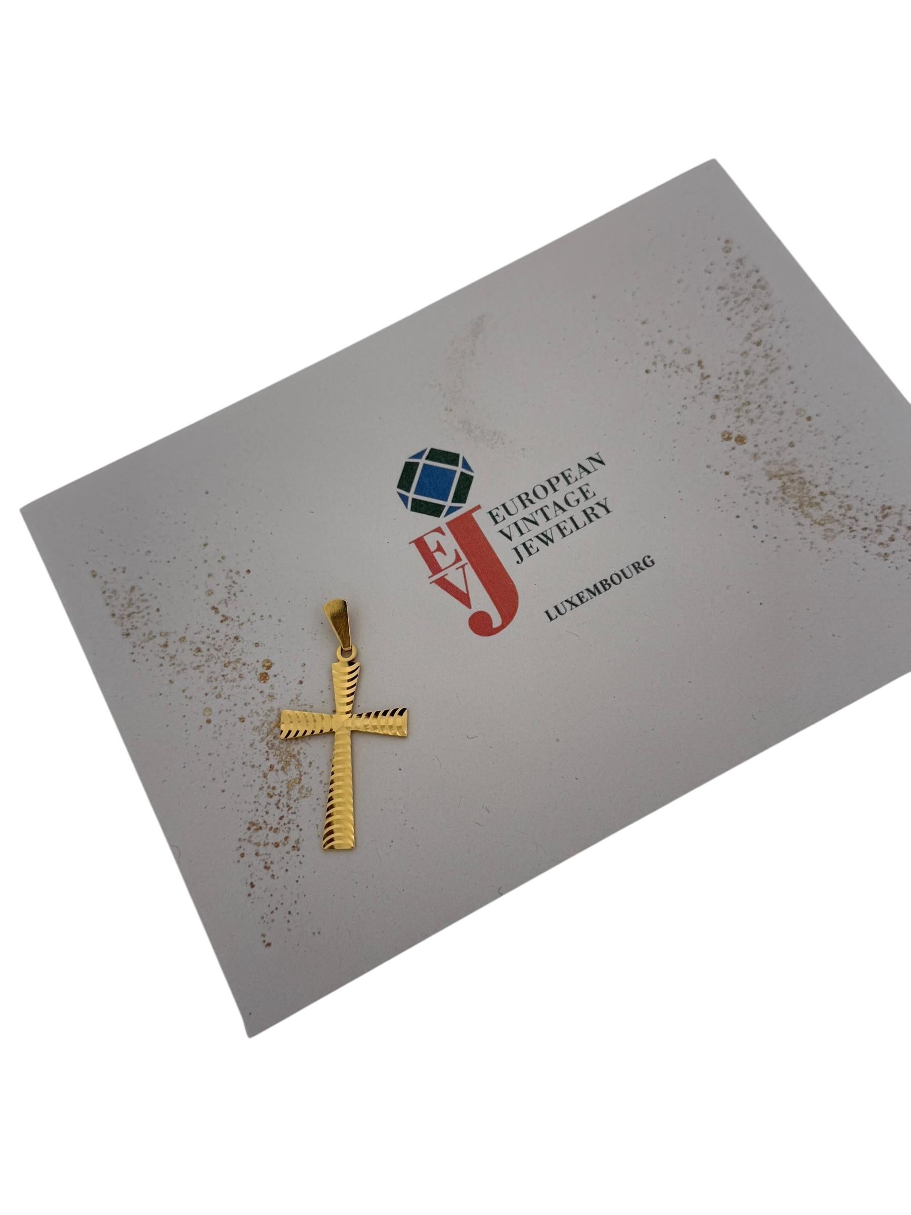 Croix italienne en or jaune au design géométrique en vente 3