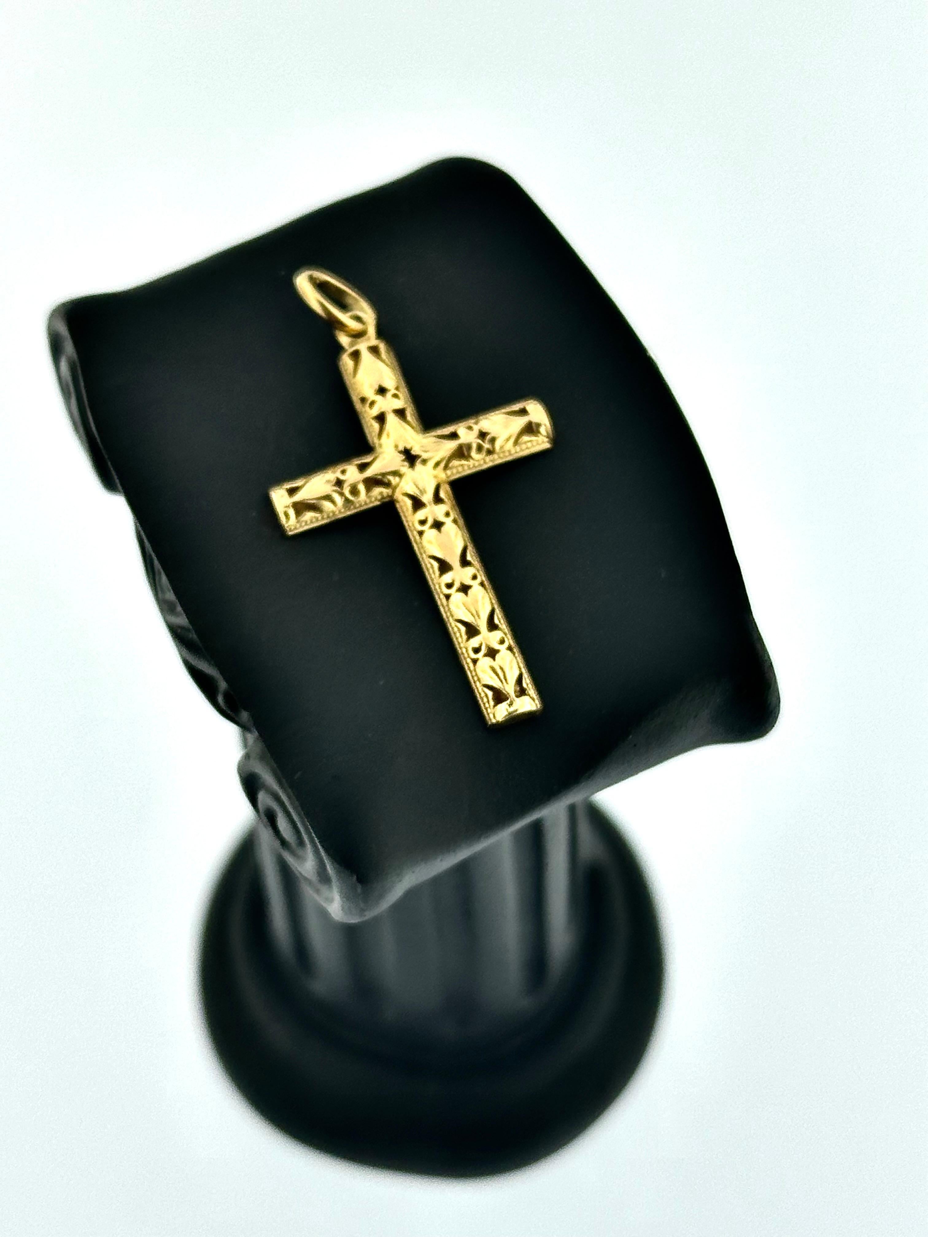 Cette croix italienne en or jaune est une pièce artistique exquise, fabriquée en or 18kt avec des motifs de feuilles complexes qui ajoutent une élégance naturelle. La croix est délicatement ajourée, ce qui lui confère une légèreté qui rehausse sa