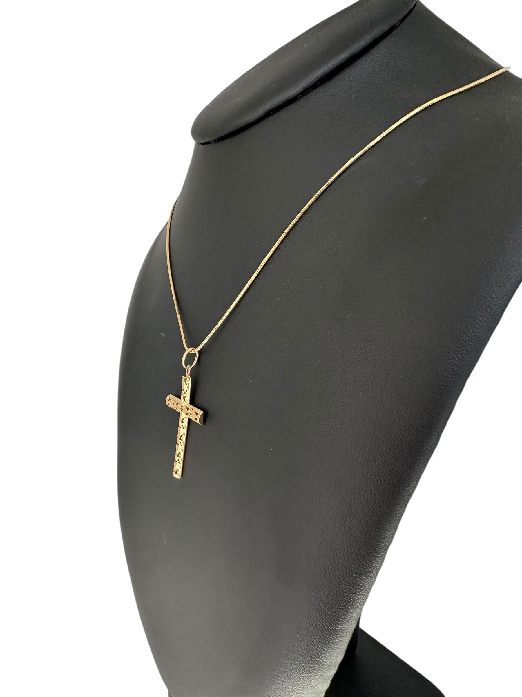 Croix italienne en or jaune avec motifs de feuilles en vente 1
