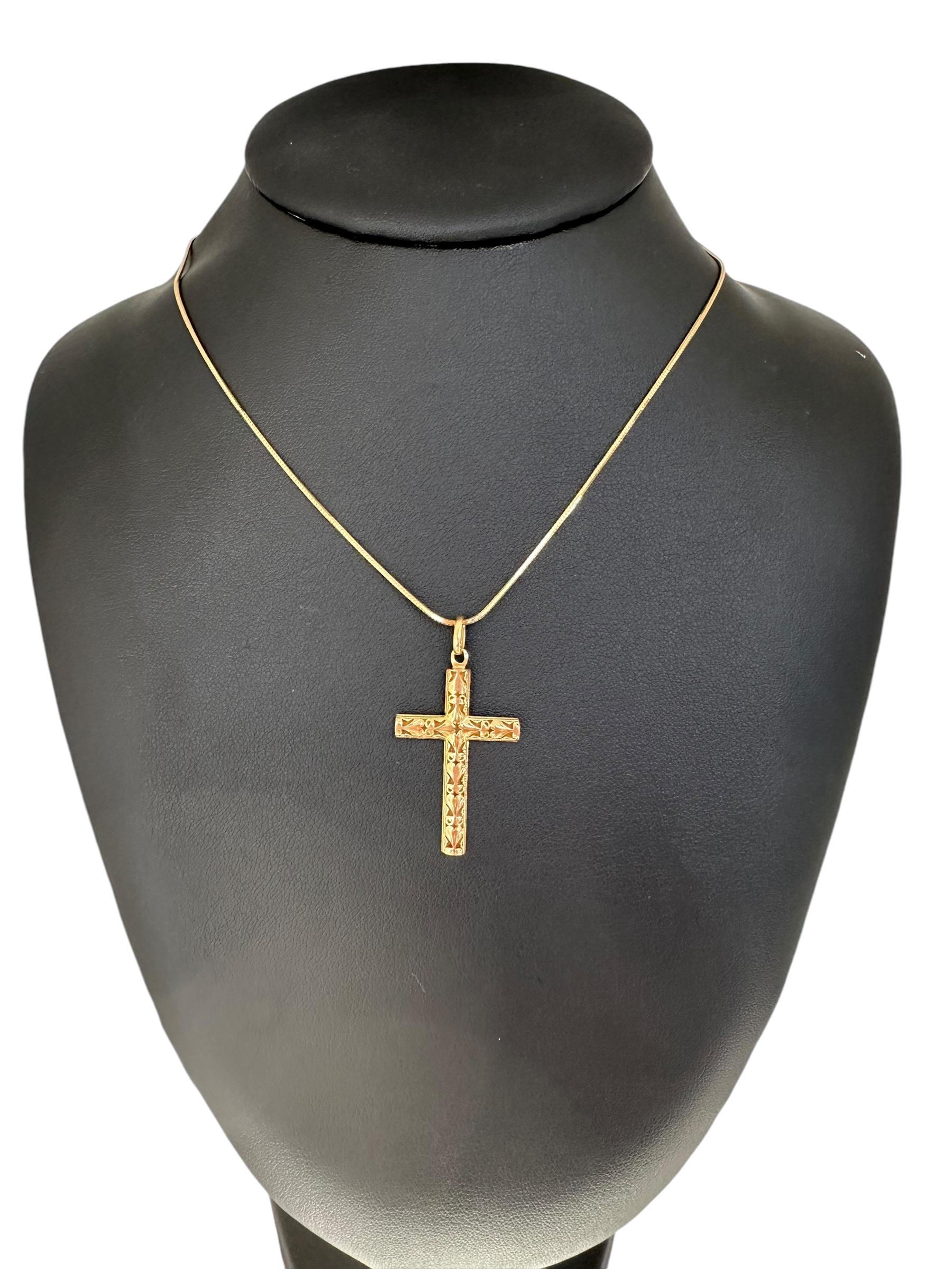 Croix italienne en or jaune avec motifs de feuilles en vente 2