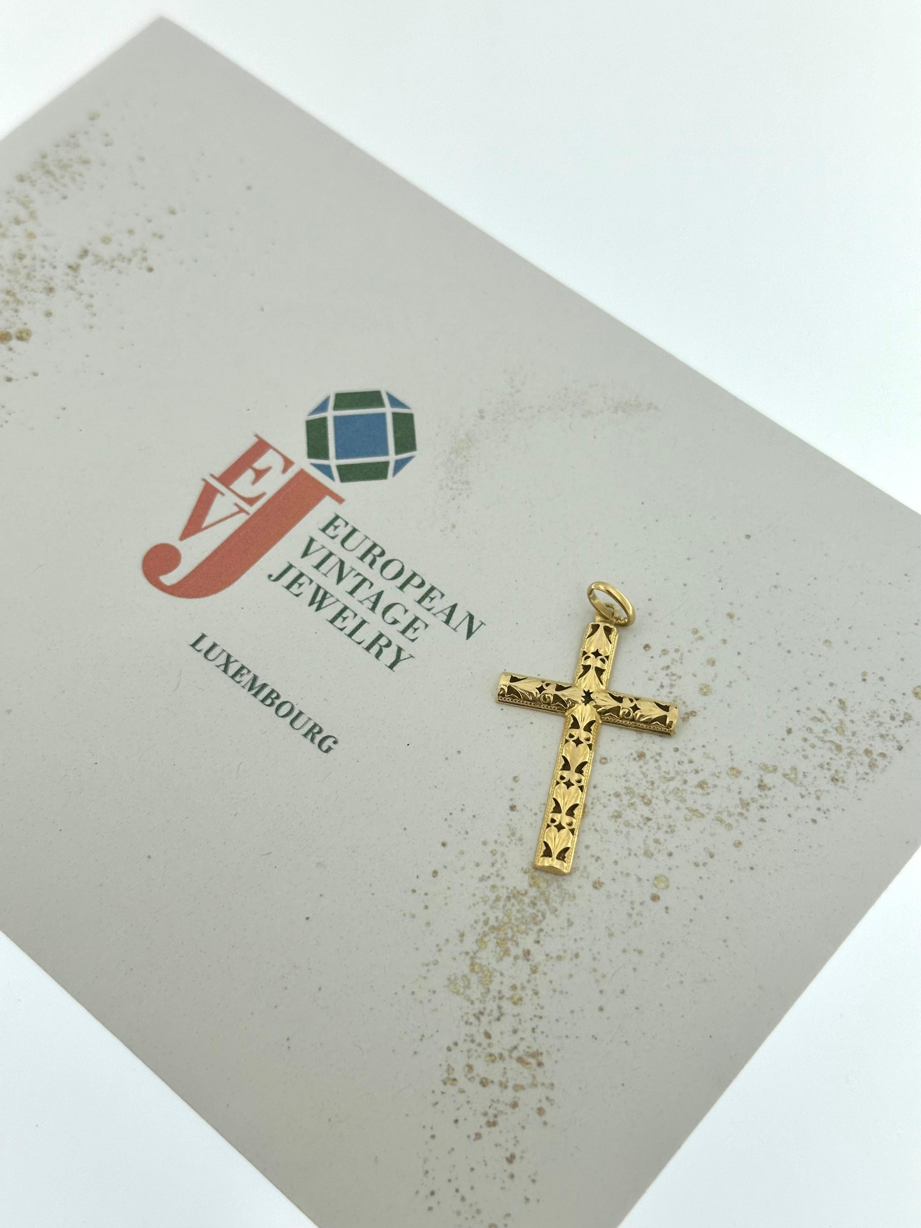 Croix italienne en or jaune avec motifs de feuilles en vente 3