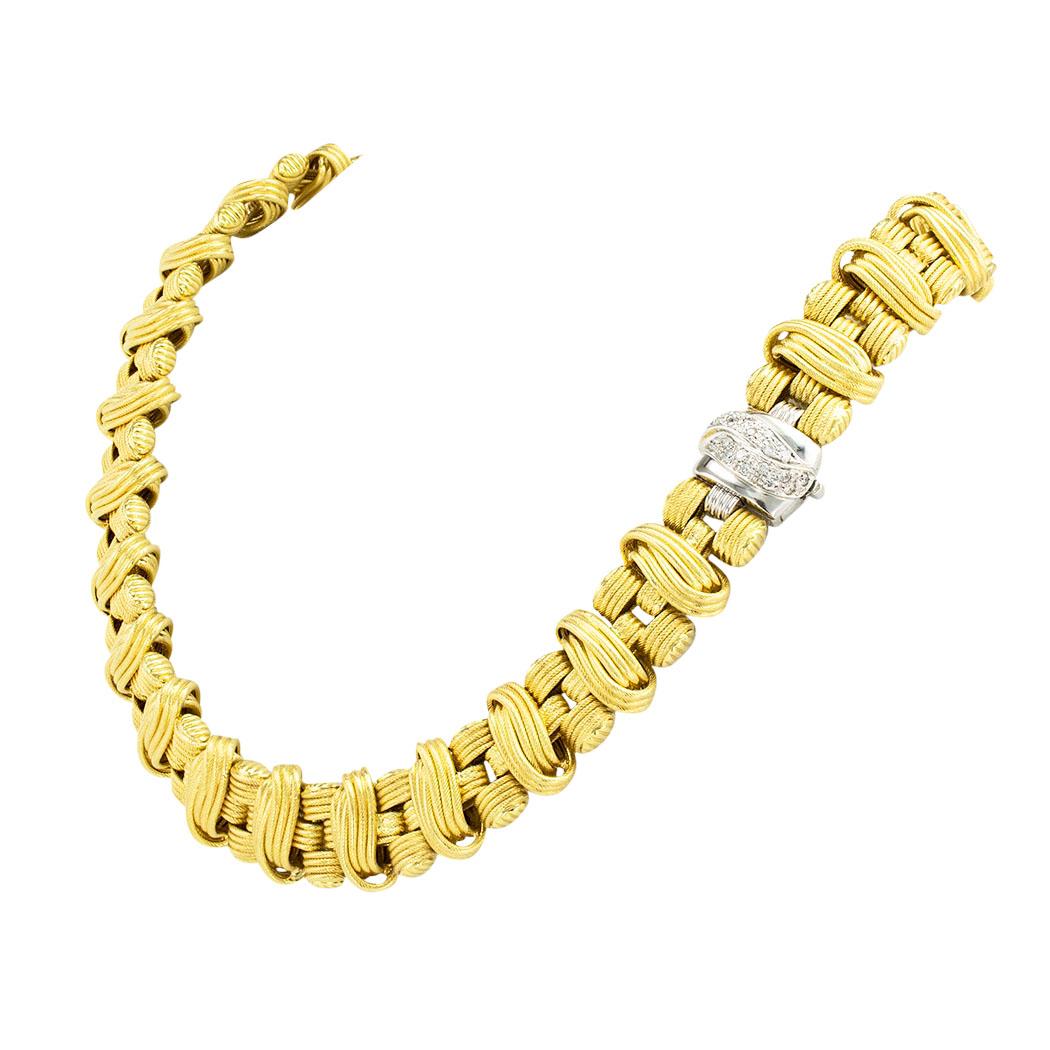 Collier italien en or jaune et diamants circa 1990. *

À PROPOS DE CET ARTICLE :  #N-JH1110A. Faites défiler vers le bas pour les spécifications.  Ce collier à maillons en or, élégant et sophistiqué, est doté d'un fermoir en diamant proéminent qui