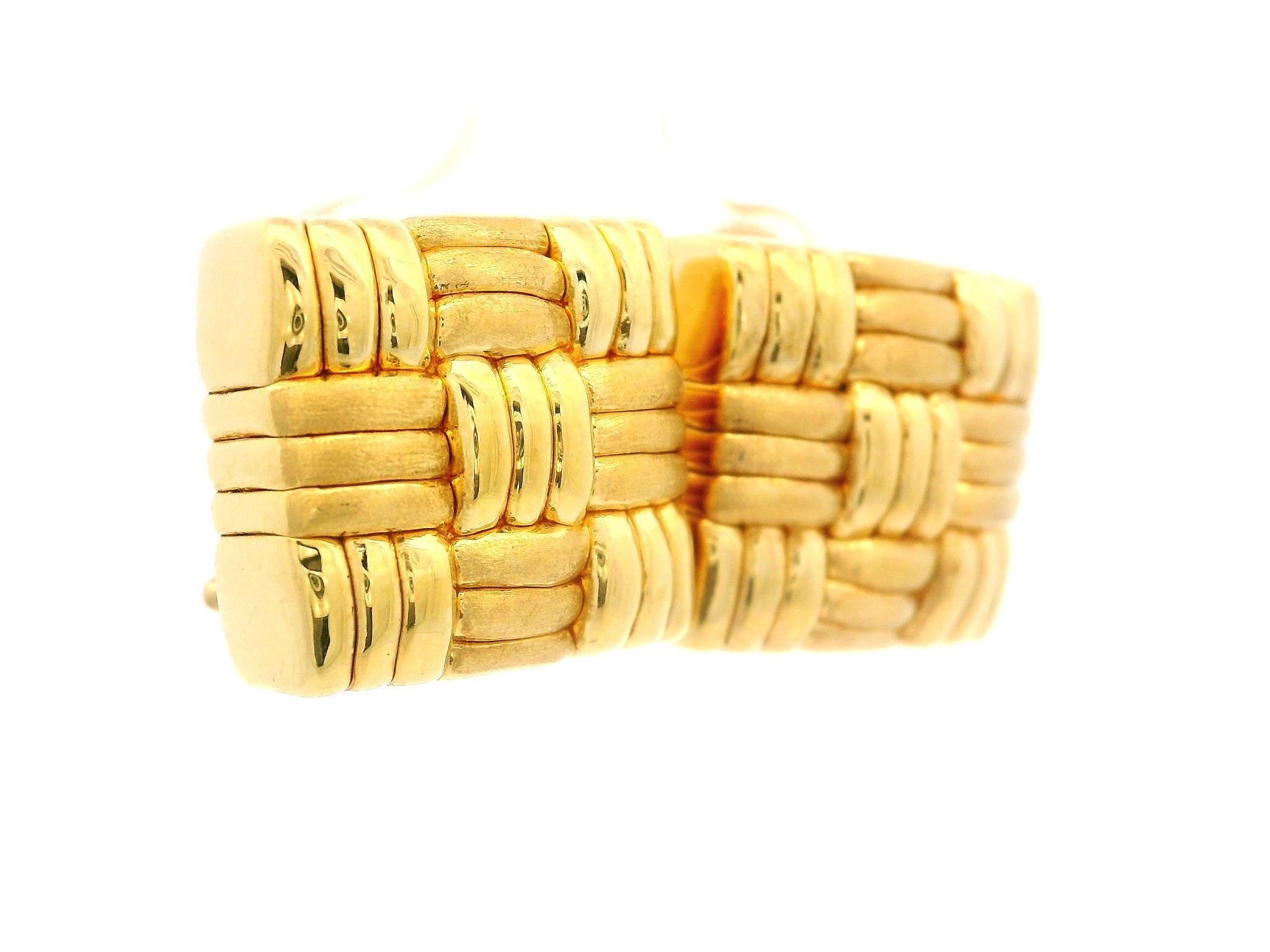 Italian Yellow Gold Dual Finish Basket Weave Square Button Omega Earrings In Excellent Condition For Sale In Montclair, NJ