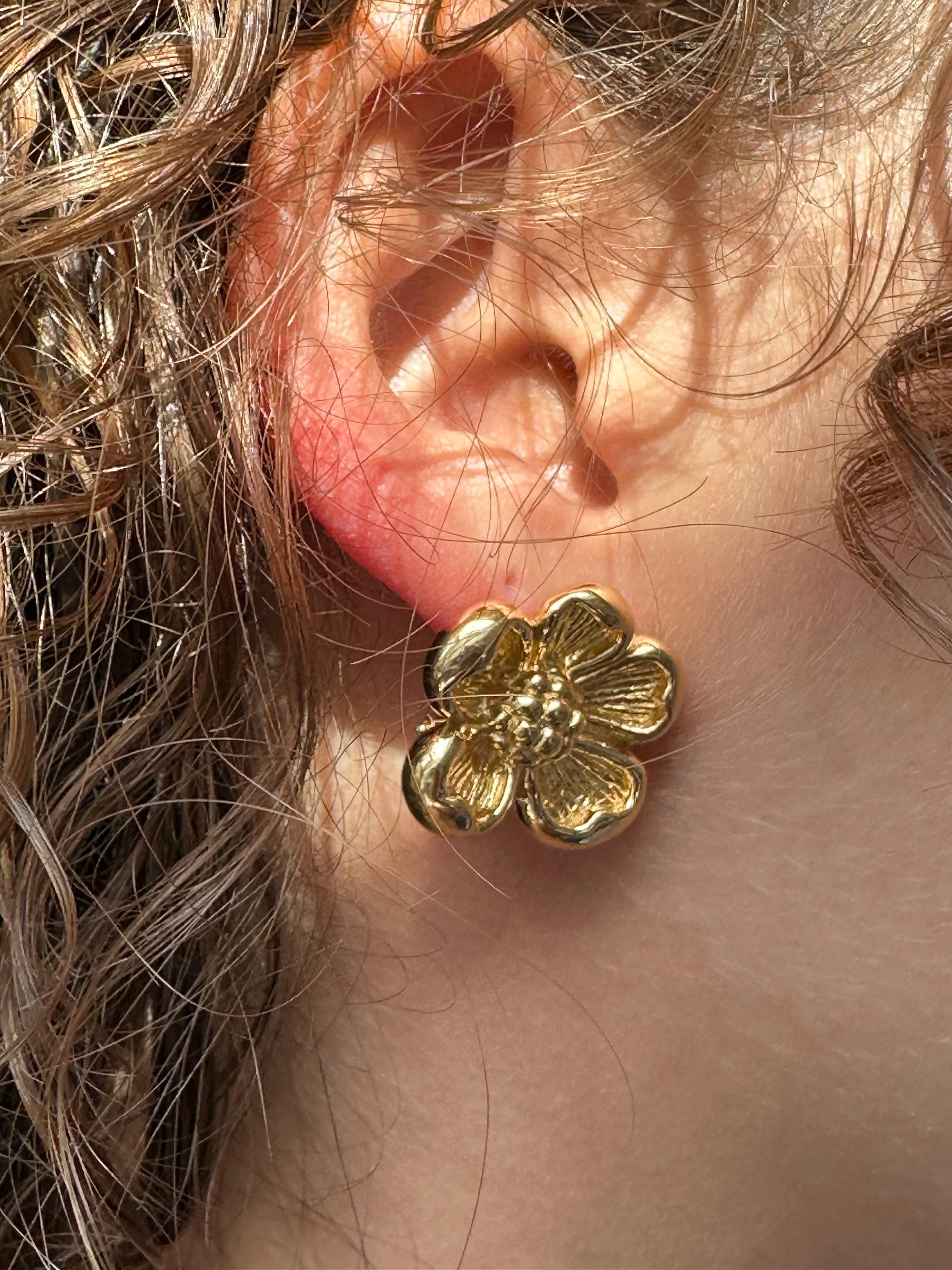Italian Yellow Gold Earrings and Pendant Flower Design Set For Sale 9