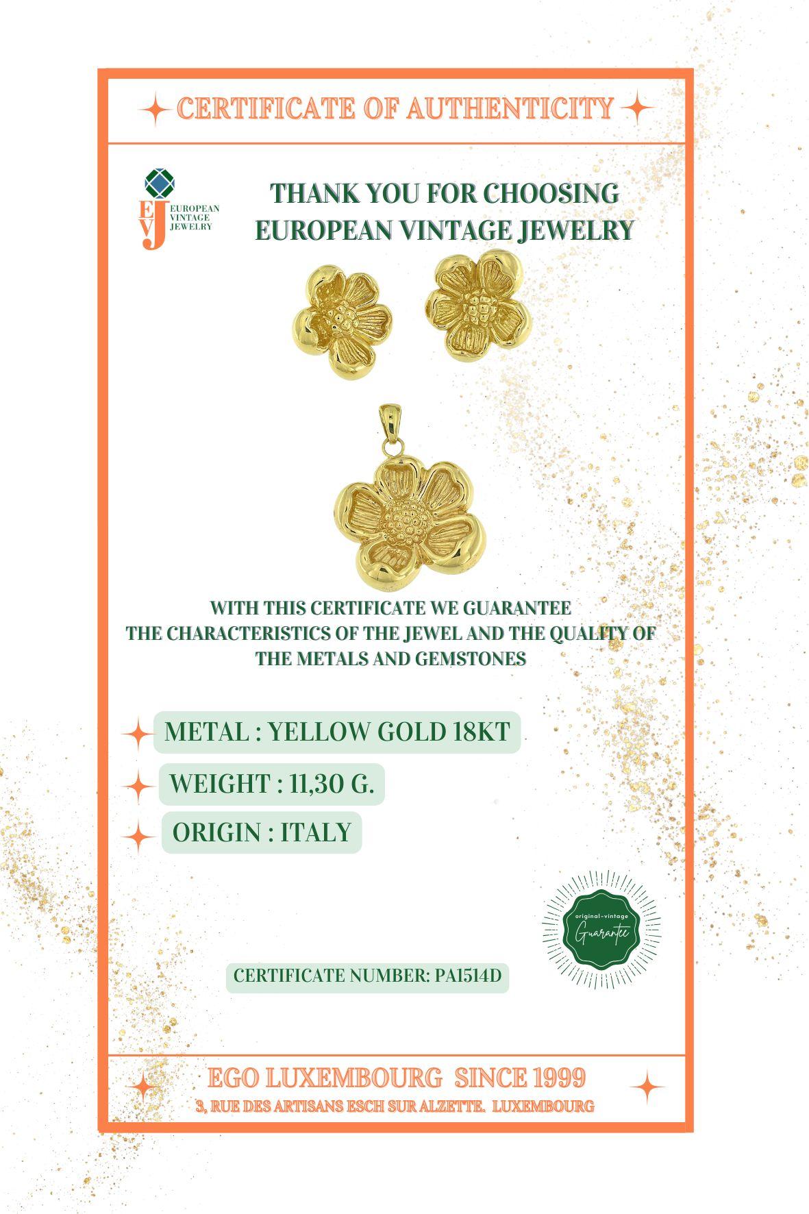 Italian Yellow Gold Earrings and Pendant Flower Design Set For Sale 10