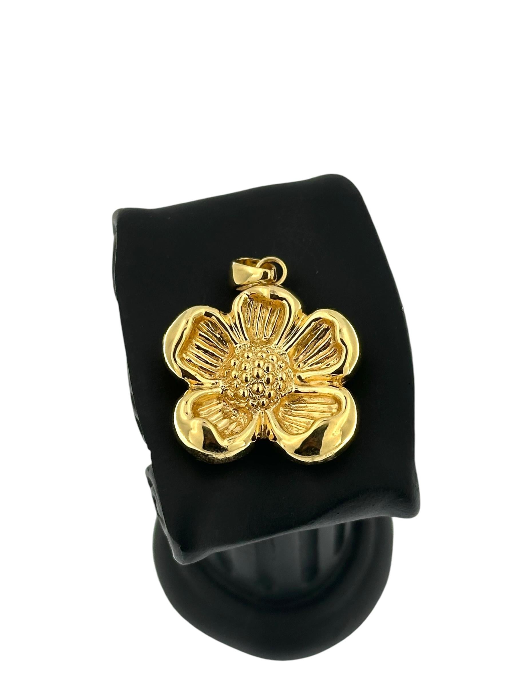 Measurements : 
Earrings length : 2.2cm , width : 2.3cm , depth : 0.4cm , weight : 7.1gr

Pendant length : 3.8cm , width : 2.9cm , depth : 0.6cm , weight : 4.2gr

This Italian Yellow Gold Earrings and Pendant Set is a stunning floral-inspired