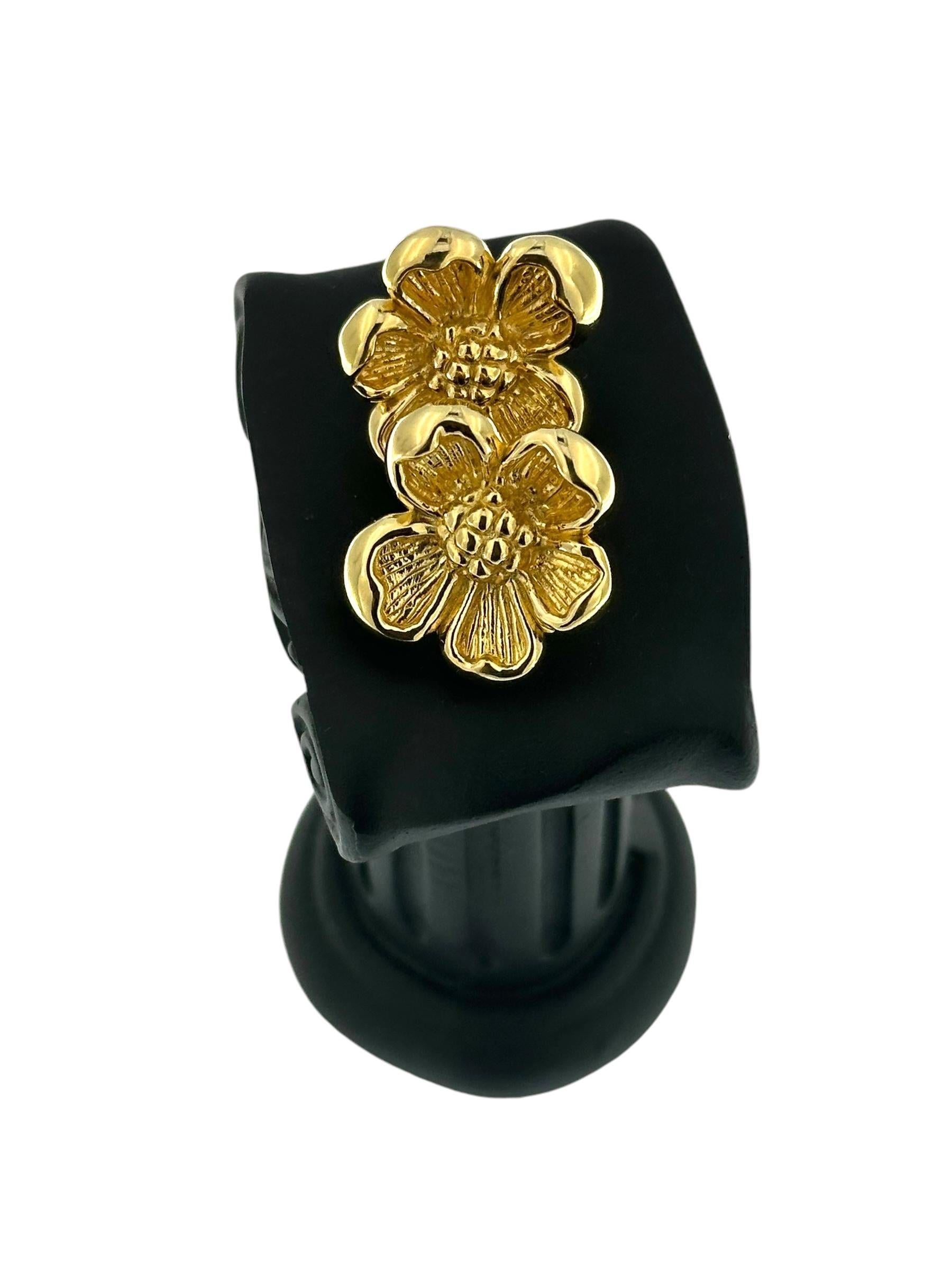 Modern Italian Yellow Gold Earrings and Pendant Flower Design Set For Sale