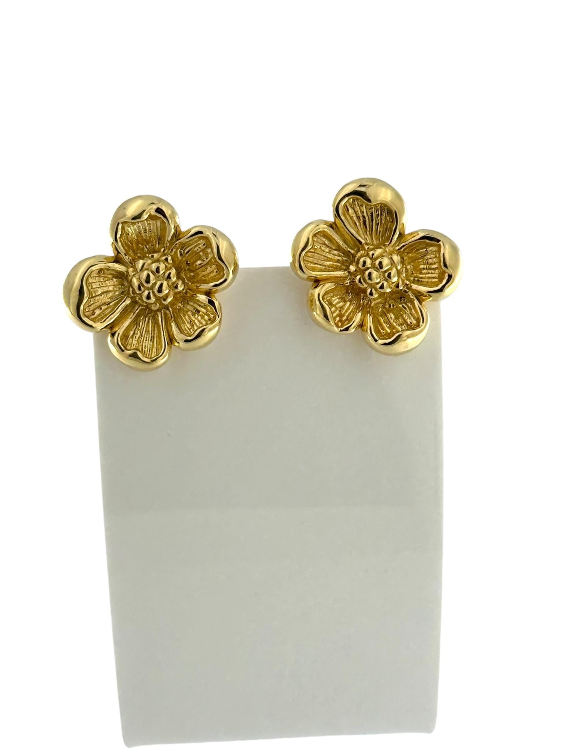 Italian Yellow Gold Earrings and Pendant Flower Design Set In Good Condition For Sale In Esch sur Alzette, Esch-sur-Alzette