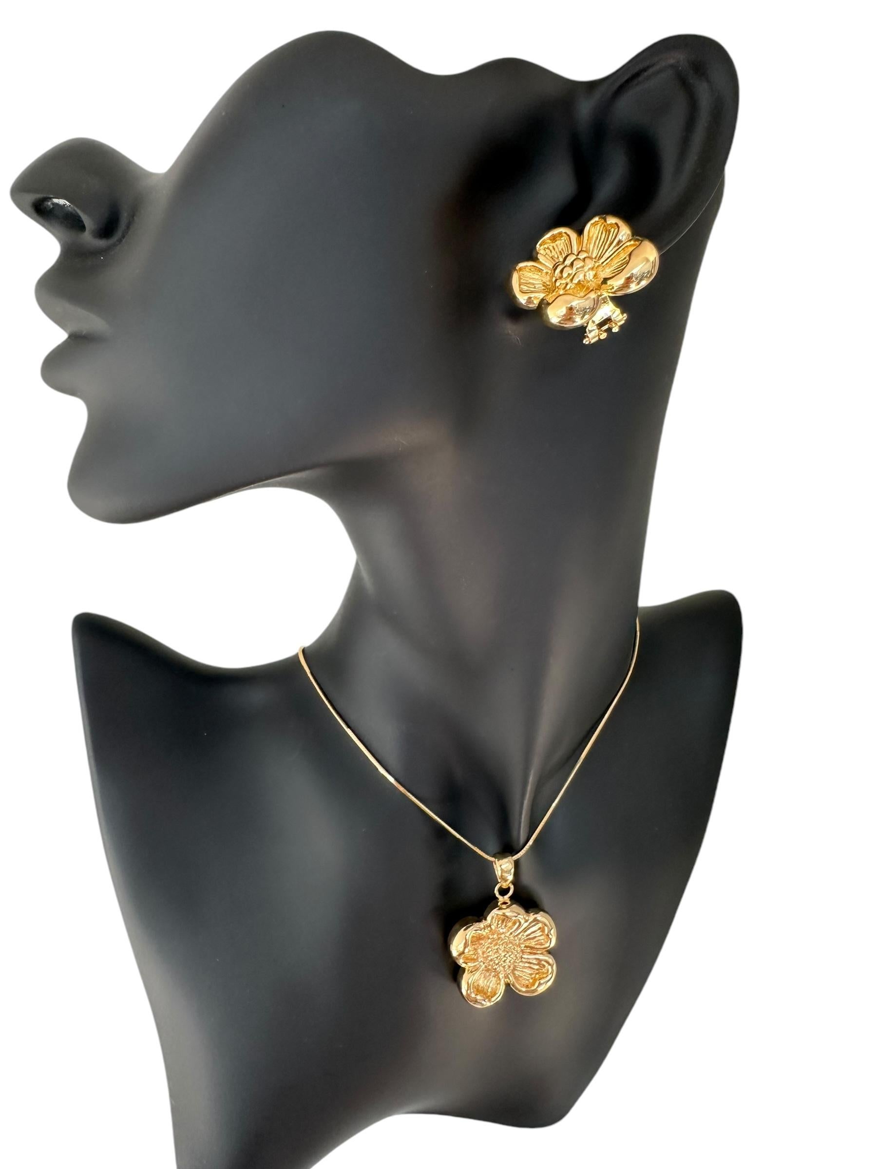 Women's or Men's Italian Yellow Gold Earrings and Pendant Flower Design Set For Sale