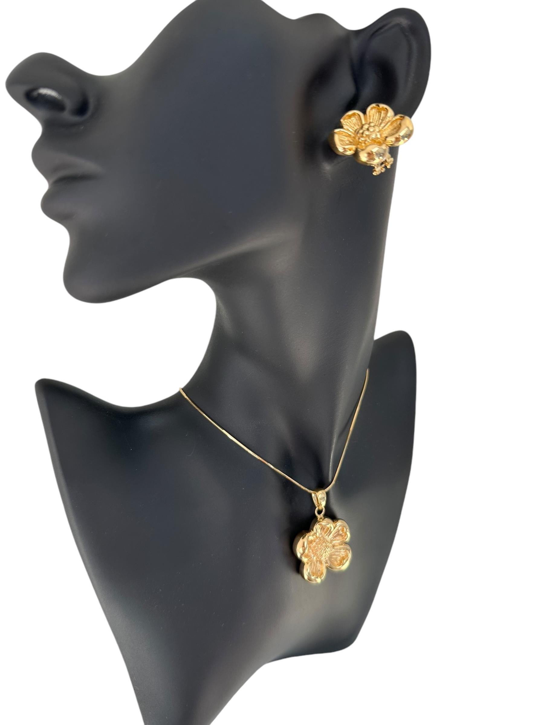 Italian Yellow Gold Earrings and Pendant Flower Design Set For Sale 1