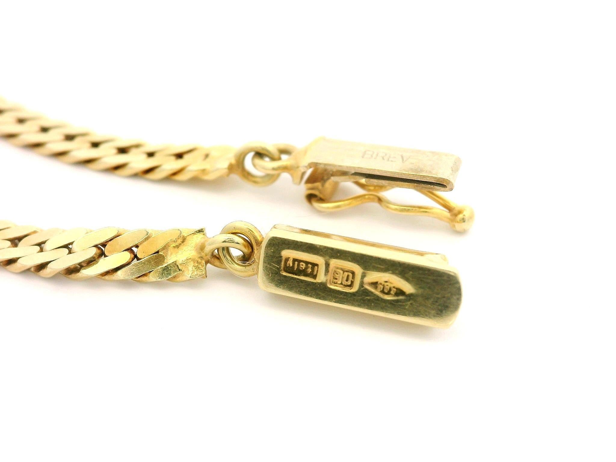 MATERIAL : Or jaune 14k massif
Poids : 11,55 grammes
Type de chaîne : Bordure plate/ Maillon cubain
Longueur de la chaîne : 15 pouces (mesurée à côté de la règle)
Largeur de la chaîne : 3.17 mm (environ)
Fermeture : Fermoir à poussoir avec loquet de