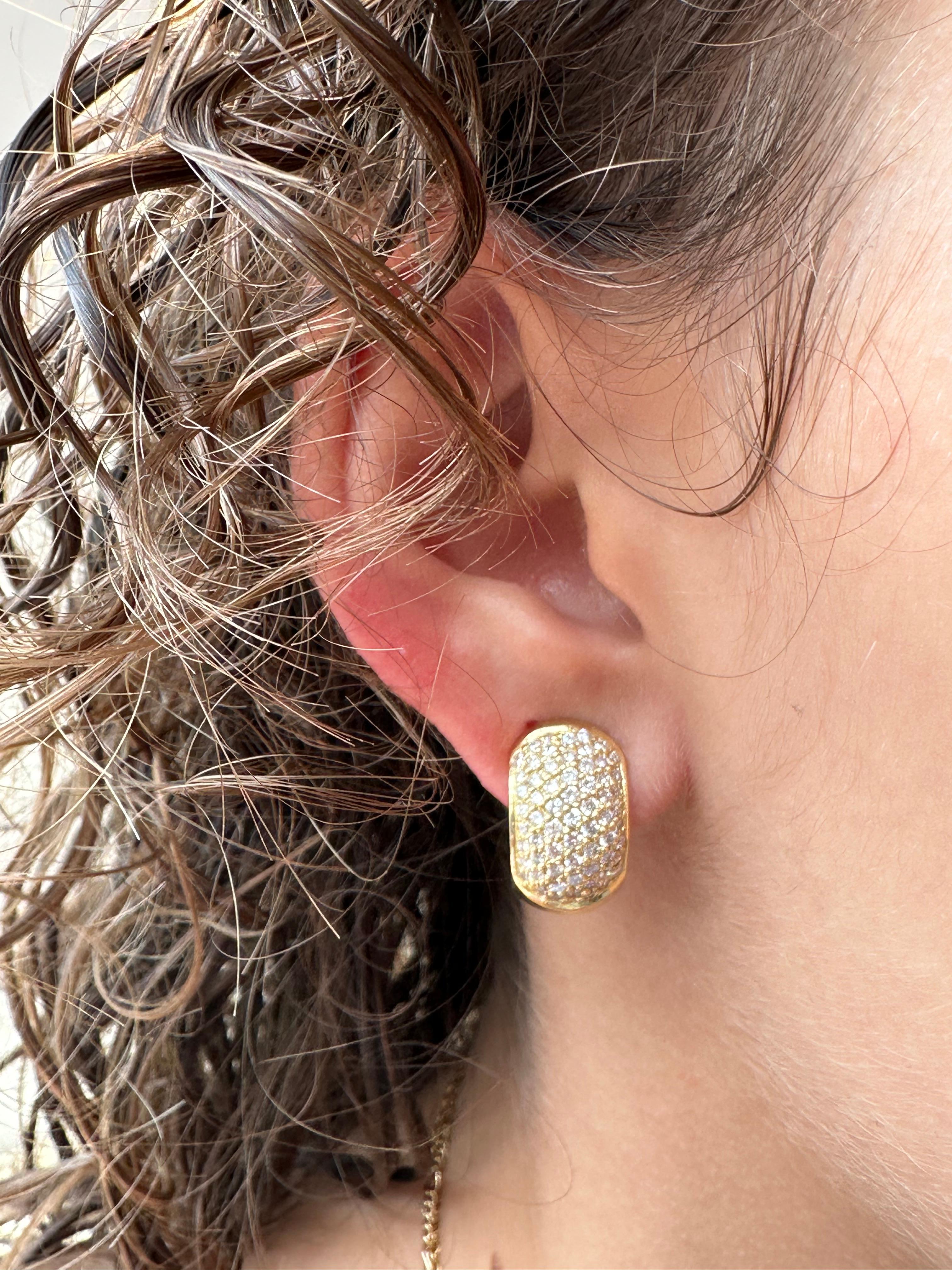 Ces boucles d'oreilles italiennes en or jaune exhalent une élégance intemporelle. Elles sont réalisées en or jaune 18 carats. Le design classique du cercle est rehaussé d'une touche de luxe par 1,16 carats de diamants taille brillant,