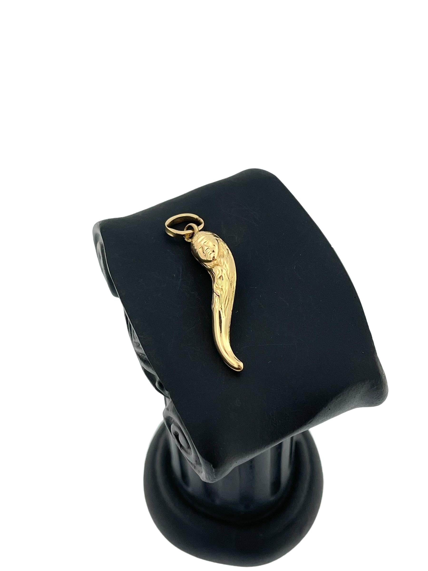 Le pendentif Lucky Horn en or jaune italien est une pièce symbolique magnifiquement travaillée, réalisée en or jaune 18kt. Ce pendentif allie l'artisanat italien traditionnel à des détails artistiques, avec un design unique où la face avant est