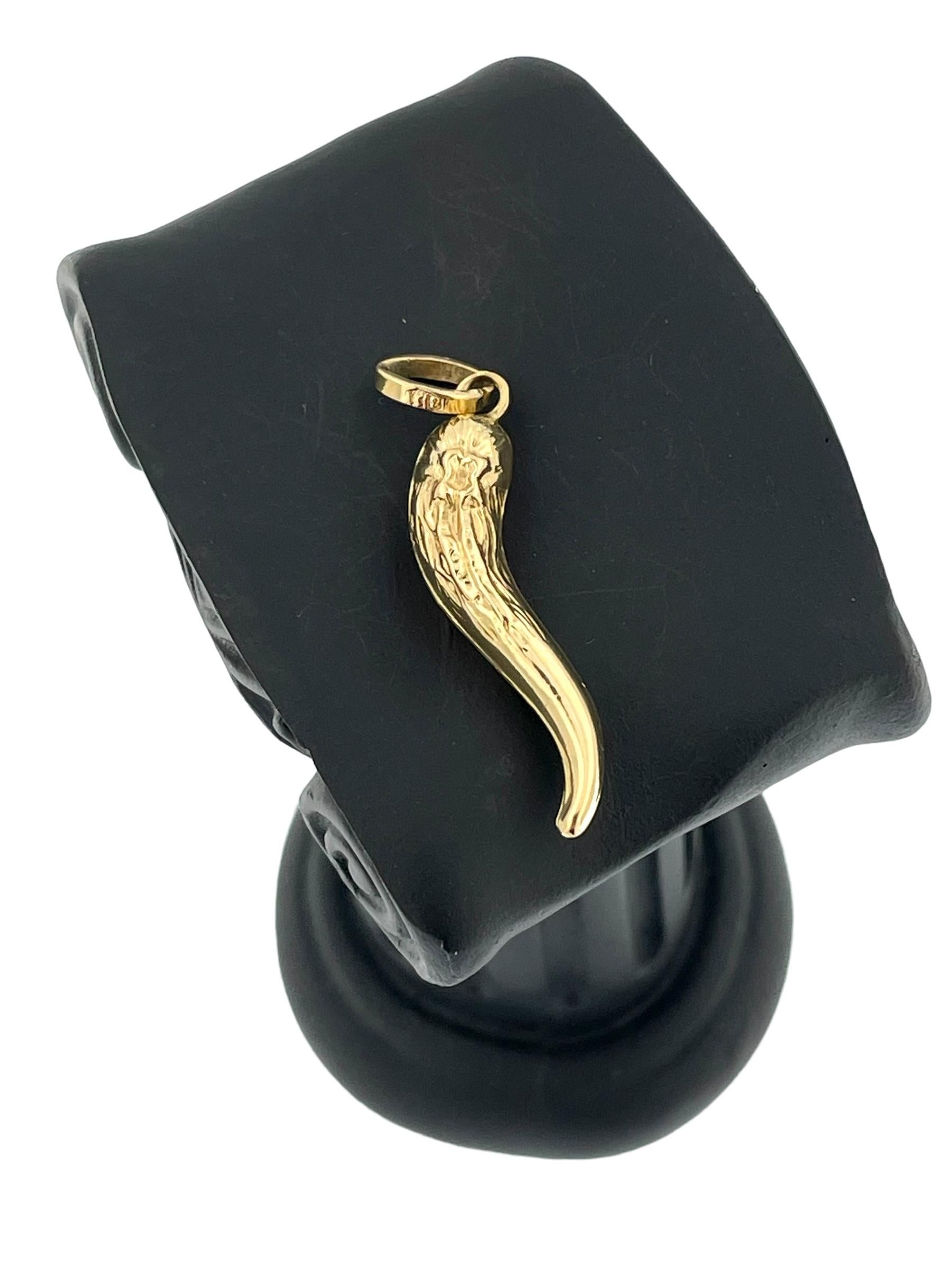 Moderne Pendentif italien en or jaune Lucky Horn en vente
